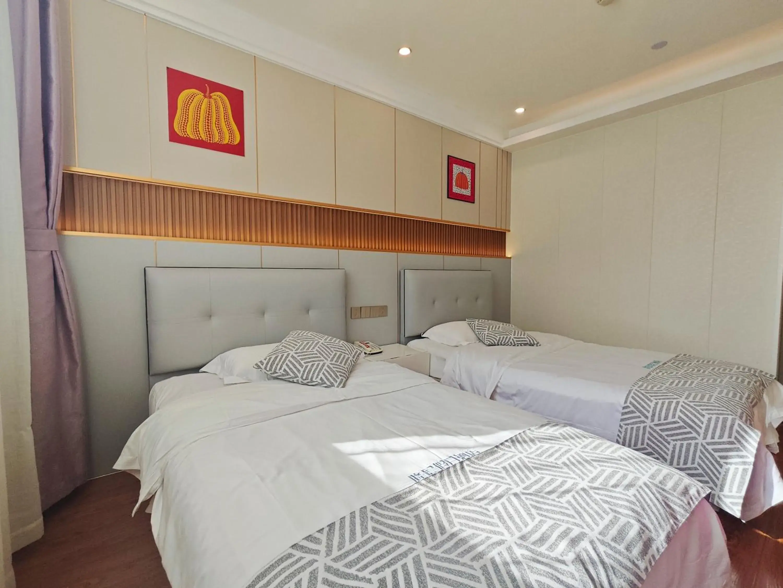 Twin Room in Longchen Holiday Hotel-close to Xintiandi and Huaihai Middle Road Twin Room in Longchen Holiday Hotel-close to Xintiandi and Huaihai Middle Road