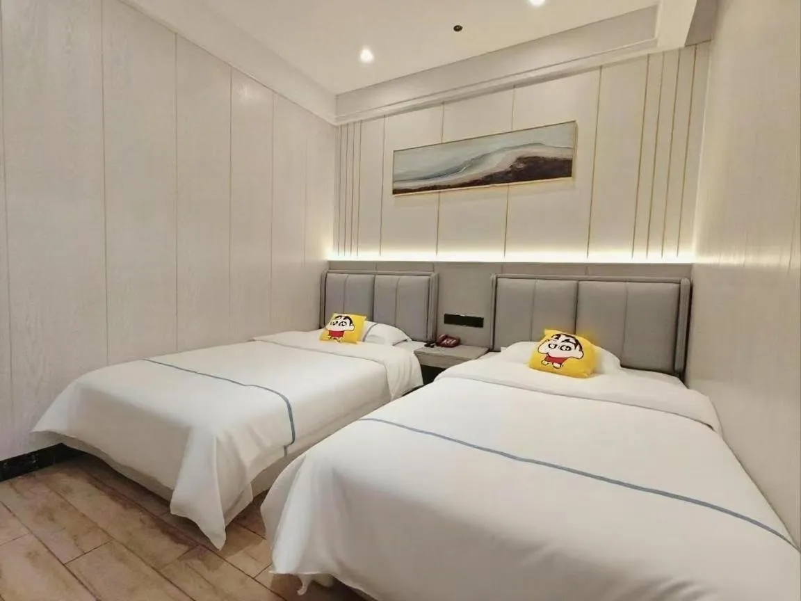 Bed in Longchen Holiday Hotel-close to Xintiandi and Huaihai Middle Road