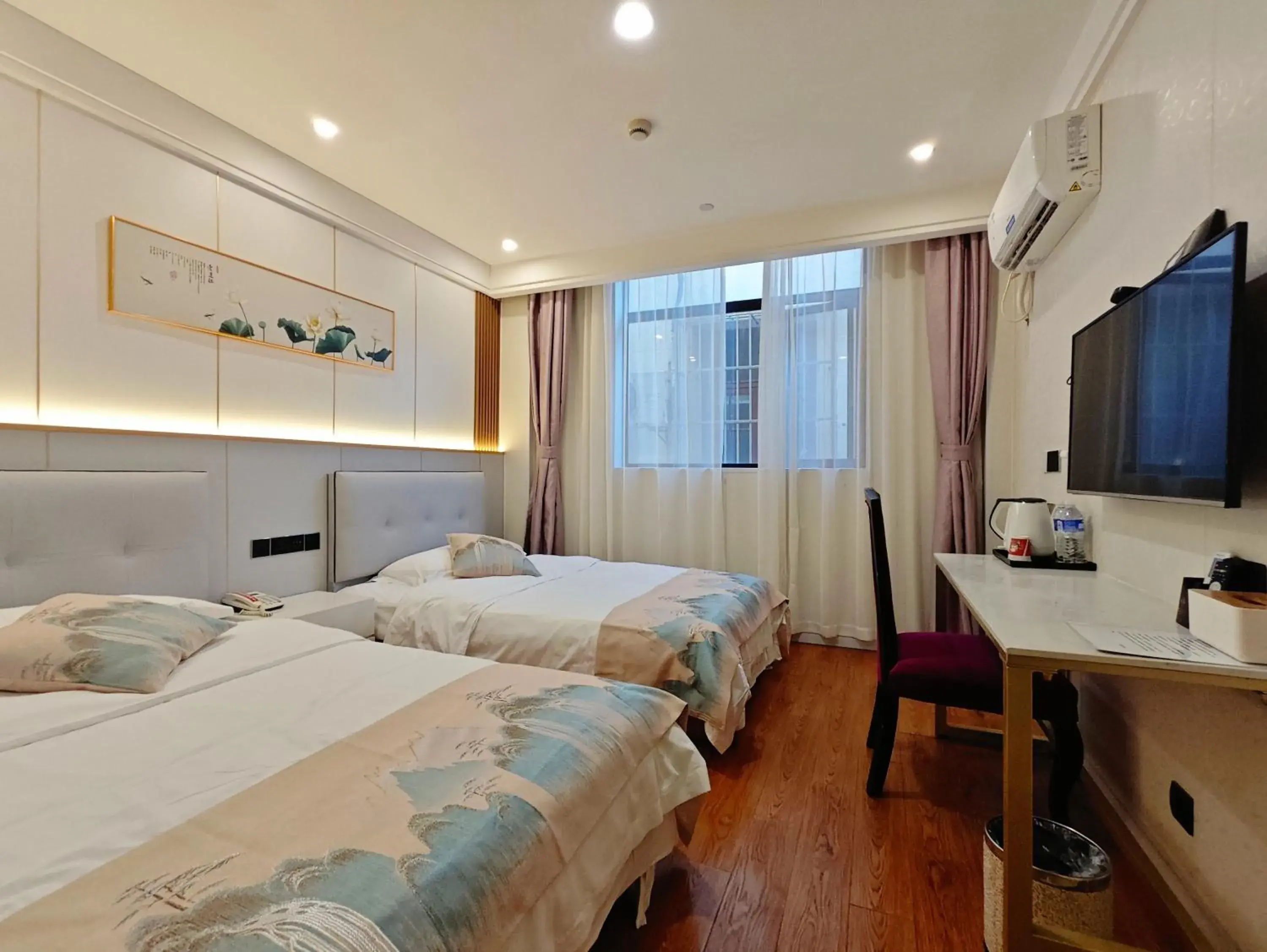 Twin Room in Longchen Holiday Hotel-close to Xintiandi and Huaihai Middle Road Twin Room in Longchen Holiday Hotel-close to Xintiandi and Huaihai Middle Road