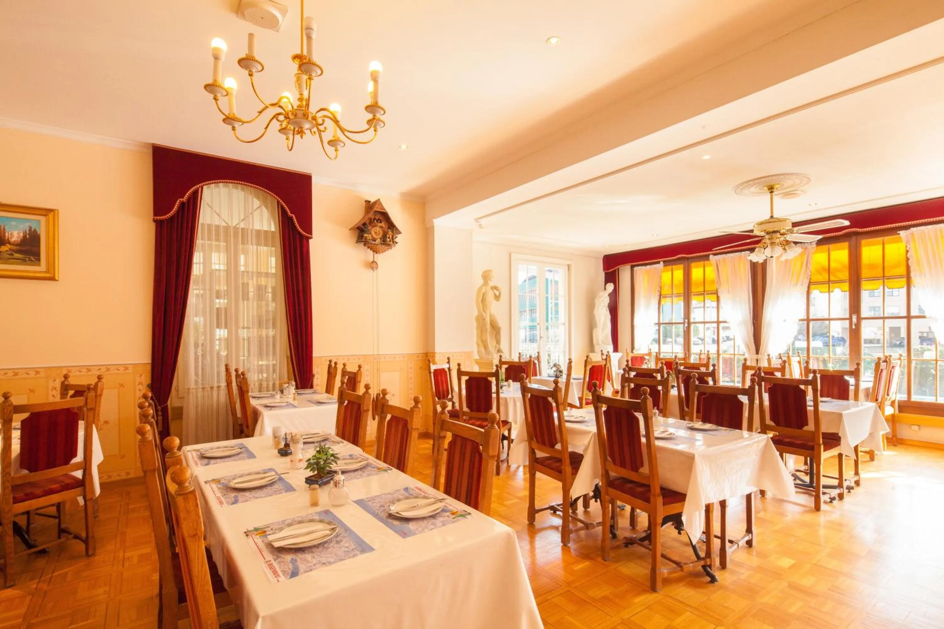 Restaurant/places to eat in Hotel Central Continental