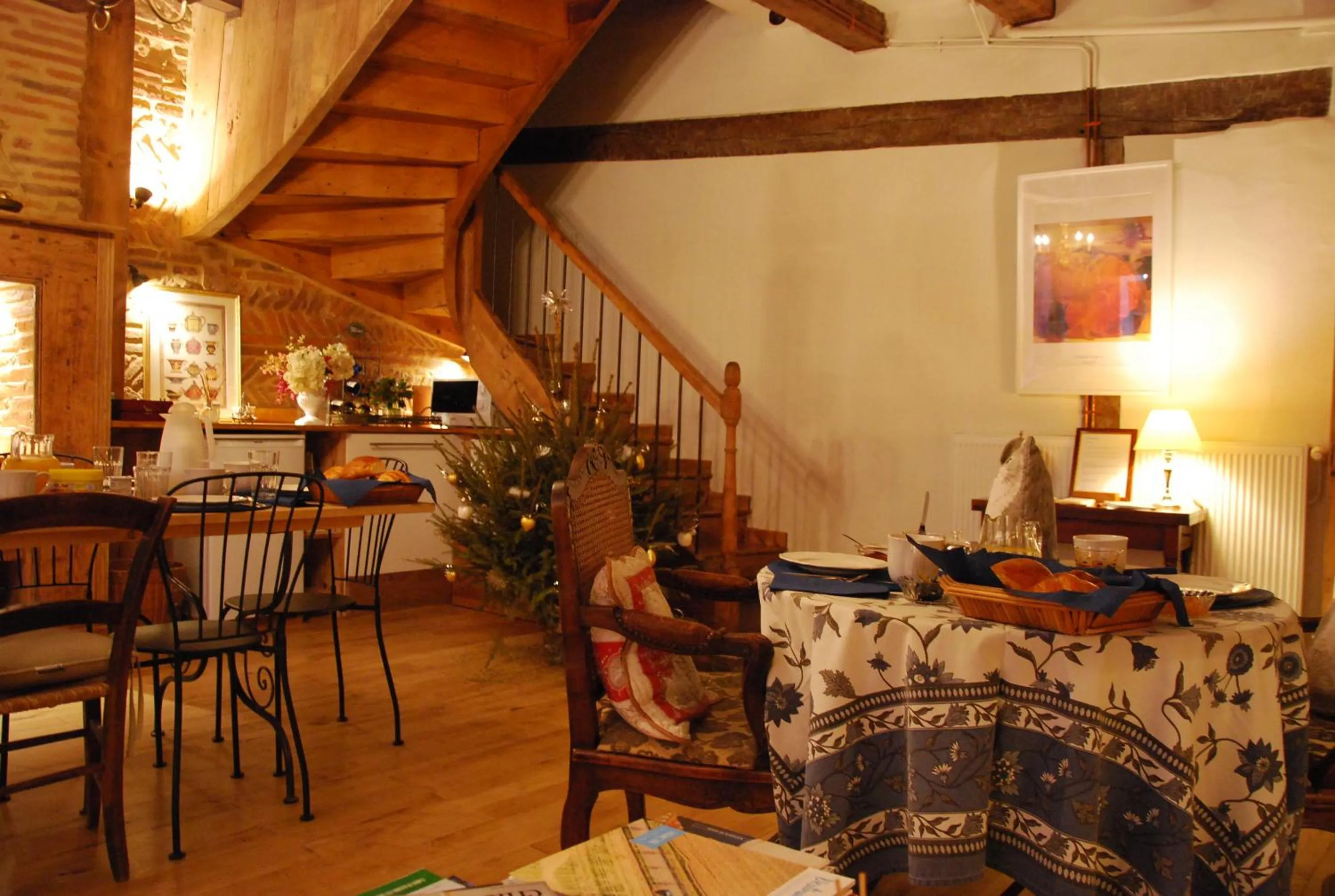 Dining area in Ombre Rose