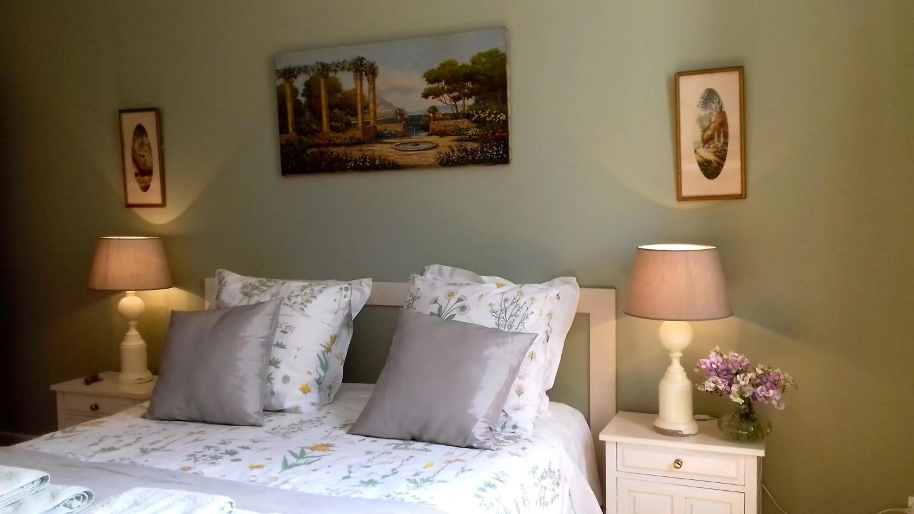 Bedroom, Bed in Ombre Rose