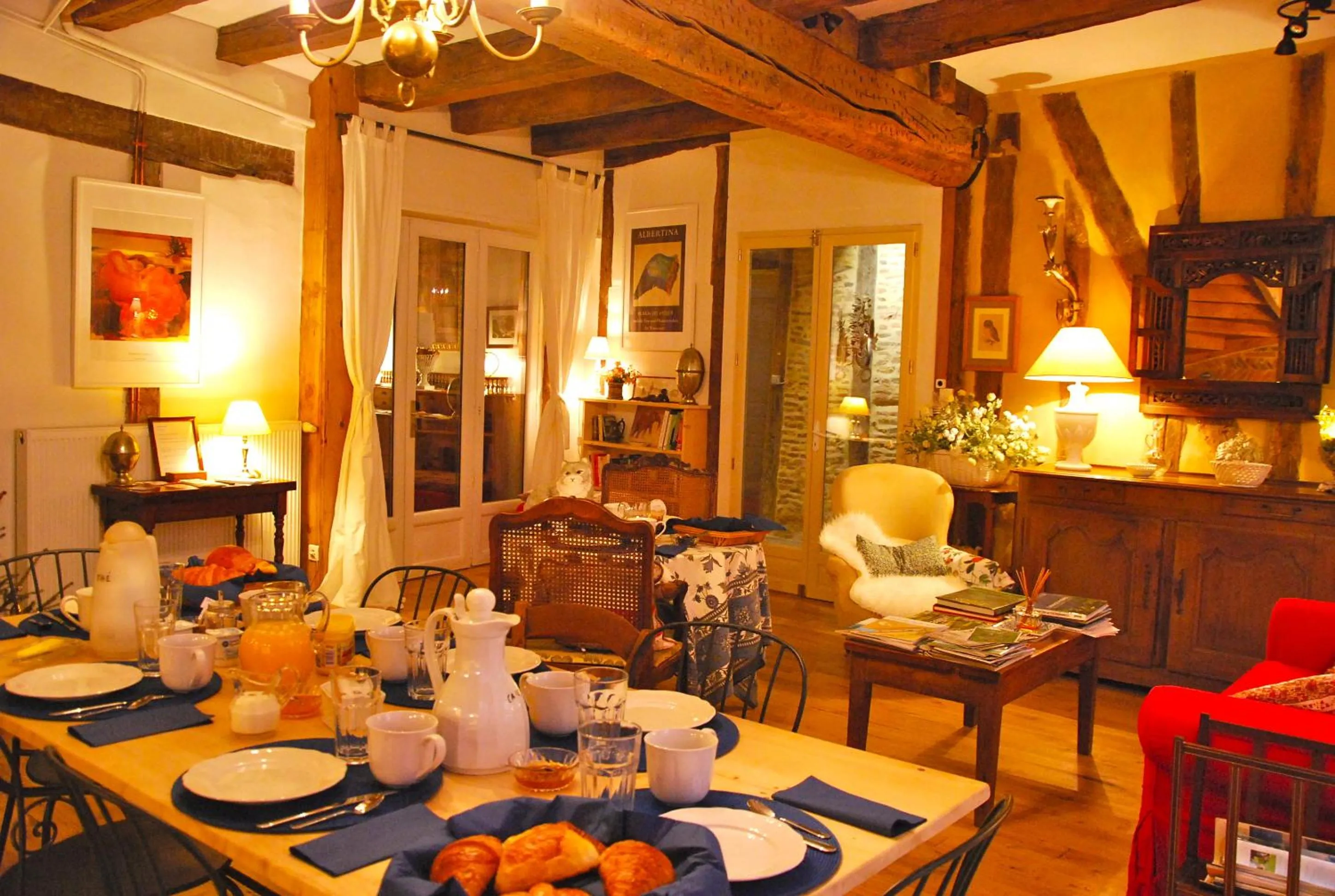Dining area in Ombre Rose
