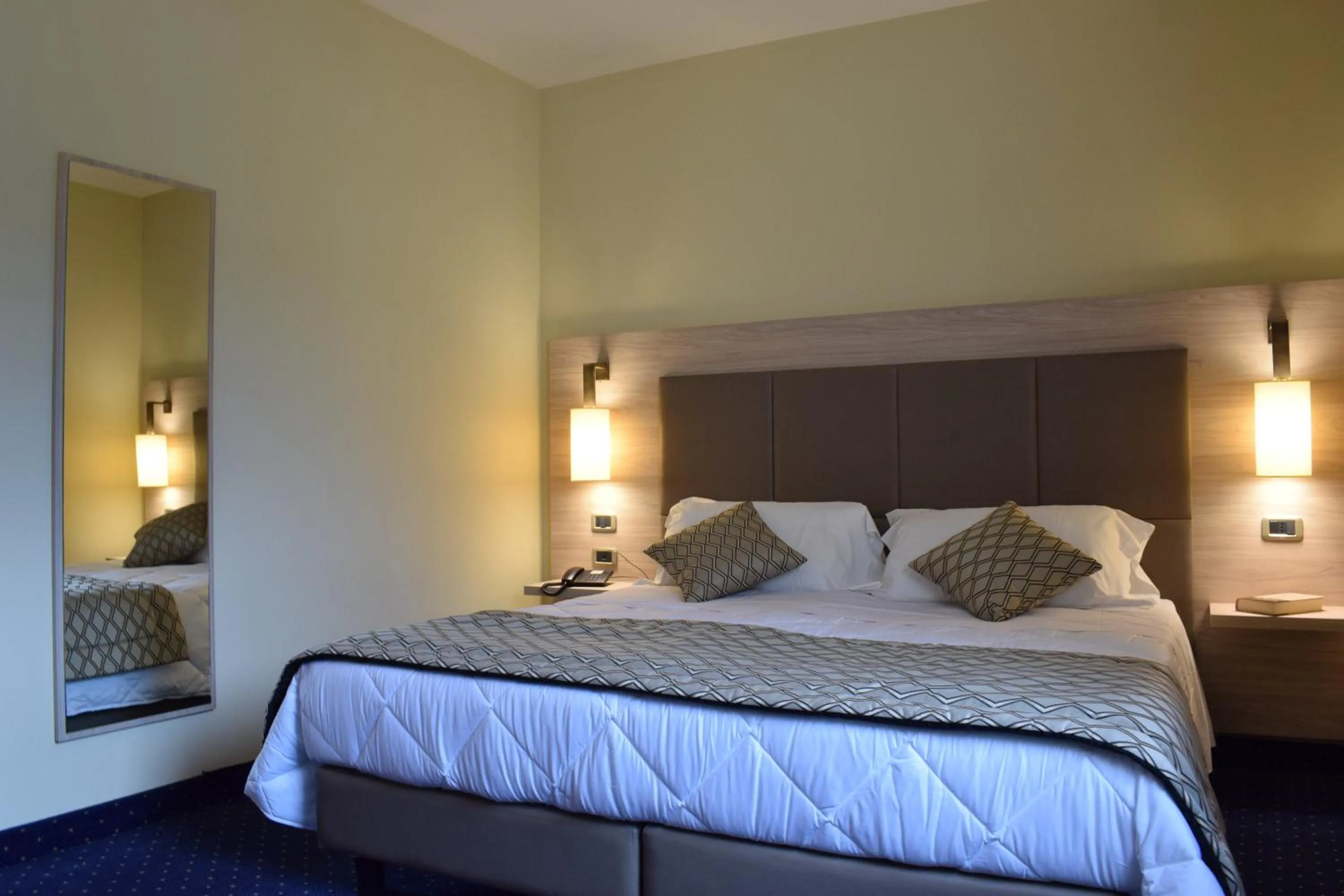 Photo of the whole room, Bed in Roma Domus Hotel