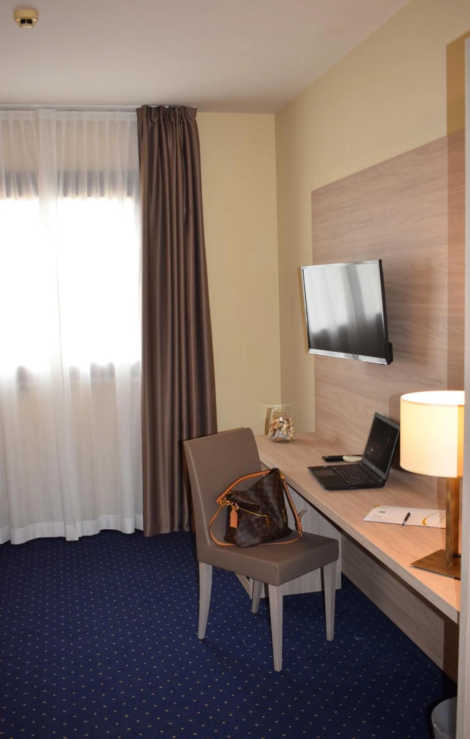 TV and multimedia in Roma Domus Hotel