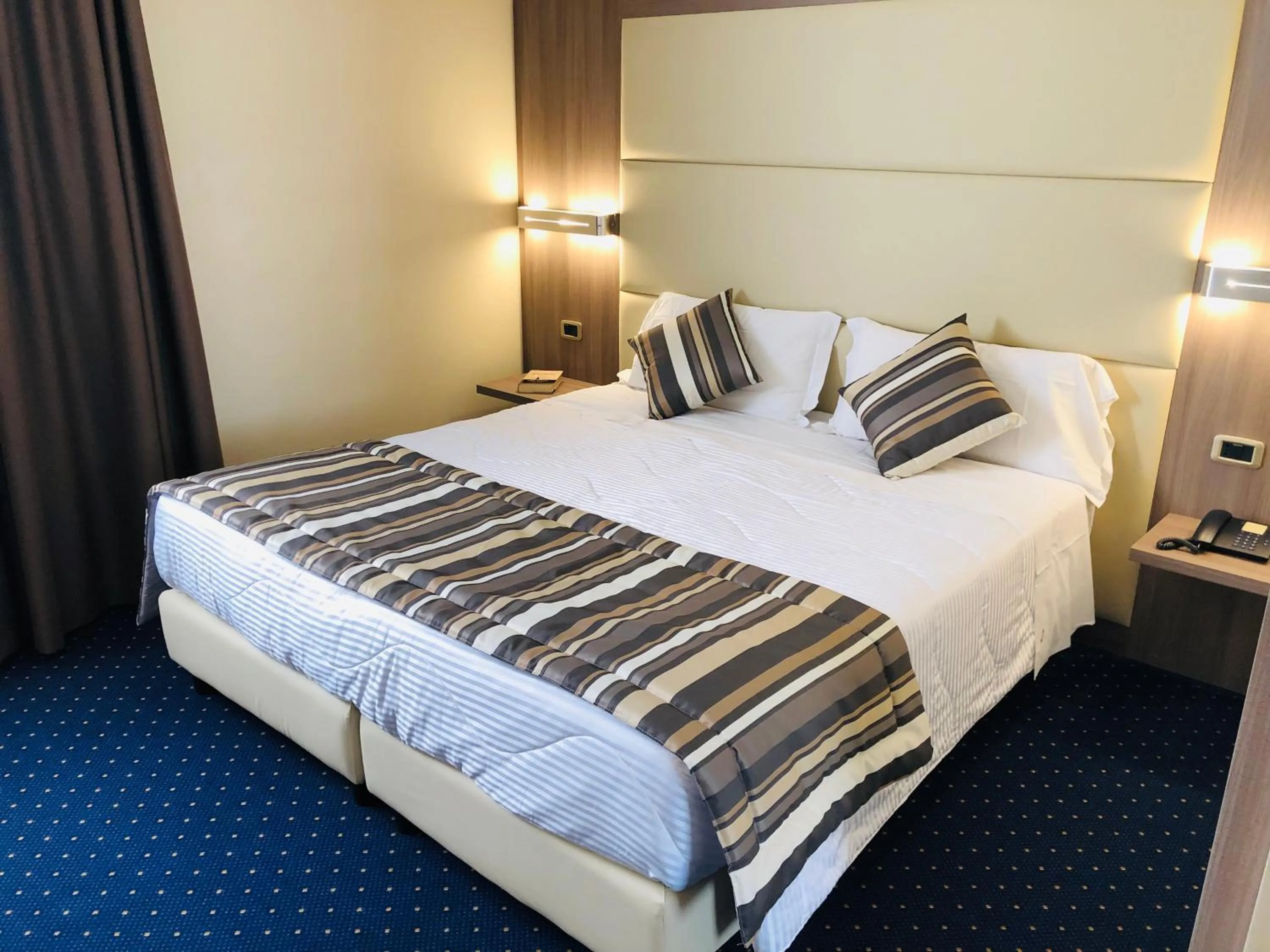 Bed in Roma Domus Hotel