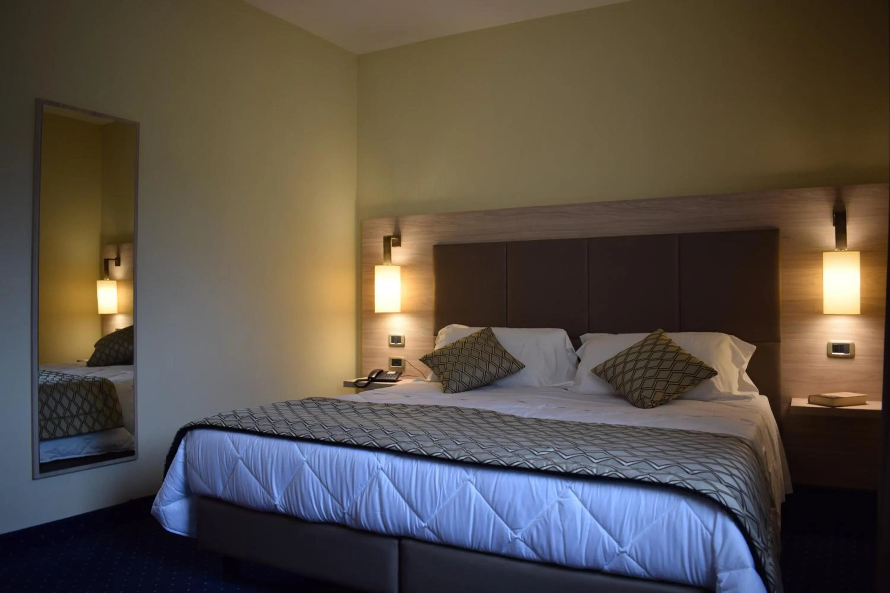 Photo of the whole room, Bed in Roma Domus Hotel