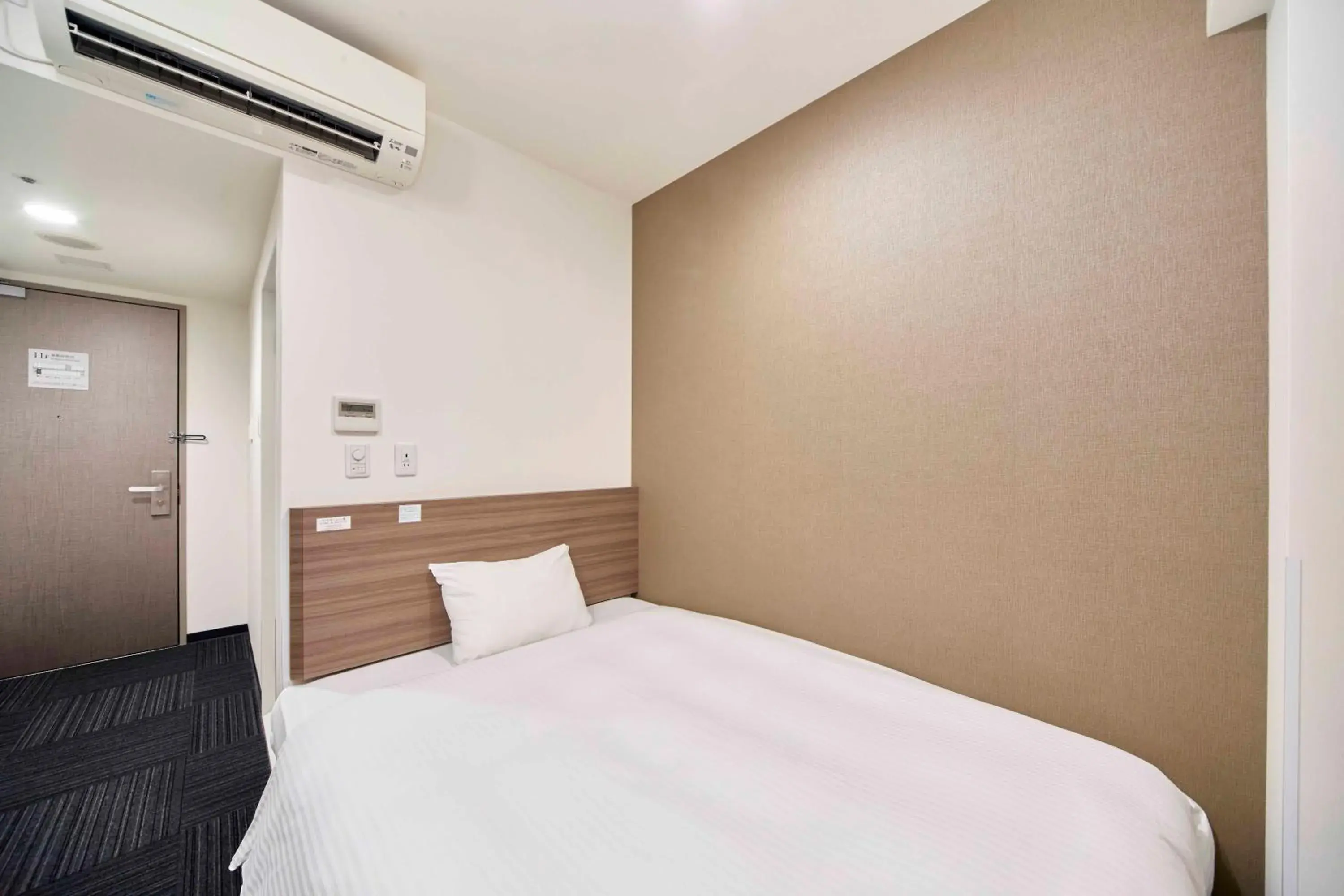 Bed in WASHINGTON R&B Hotel Shin Osaka Kitaguchi Bed in WASHINGTON R&B Hotel Shin Osaka Kitaguchi