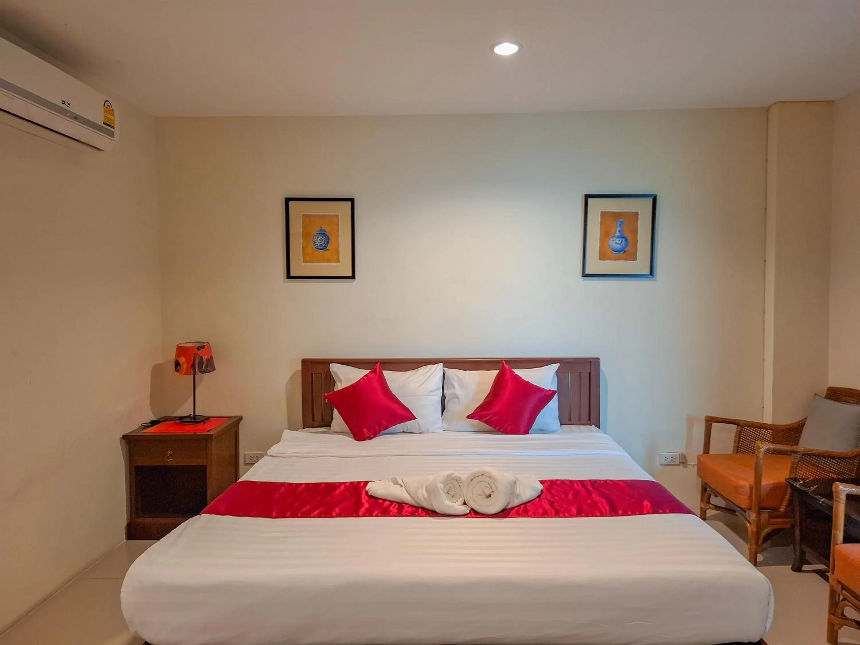 Photo of the whole room, Bed in The Hideaway Resort Pattaya