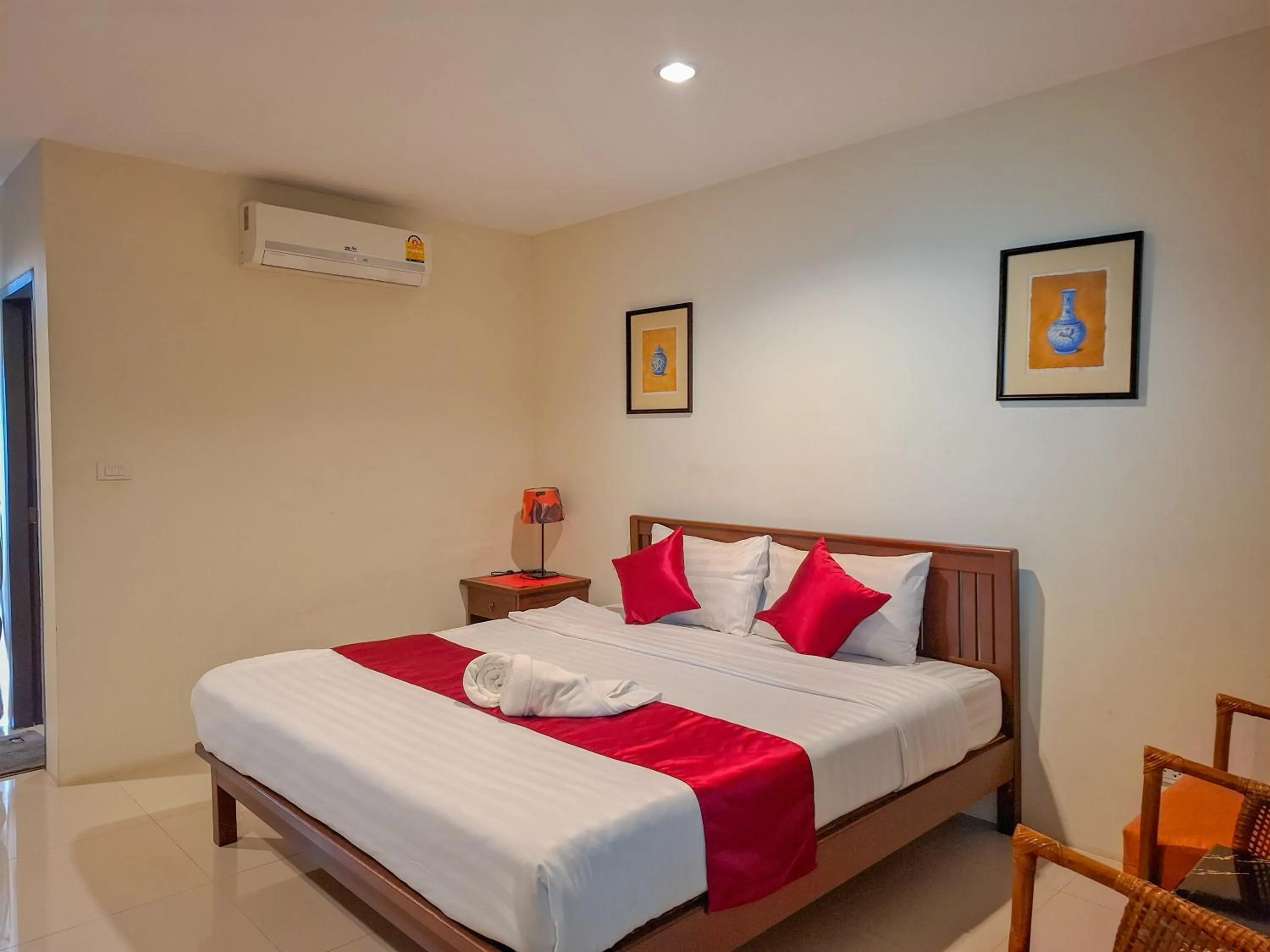 Photo of the whole room, Bed in The Hideaway Resort Pattaya