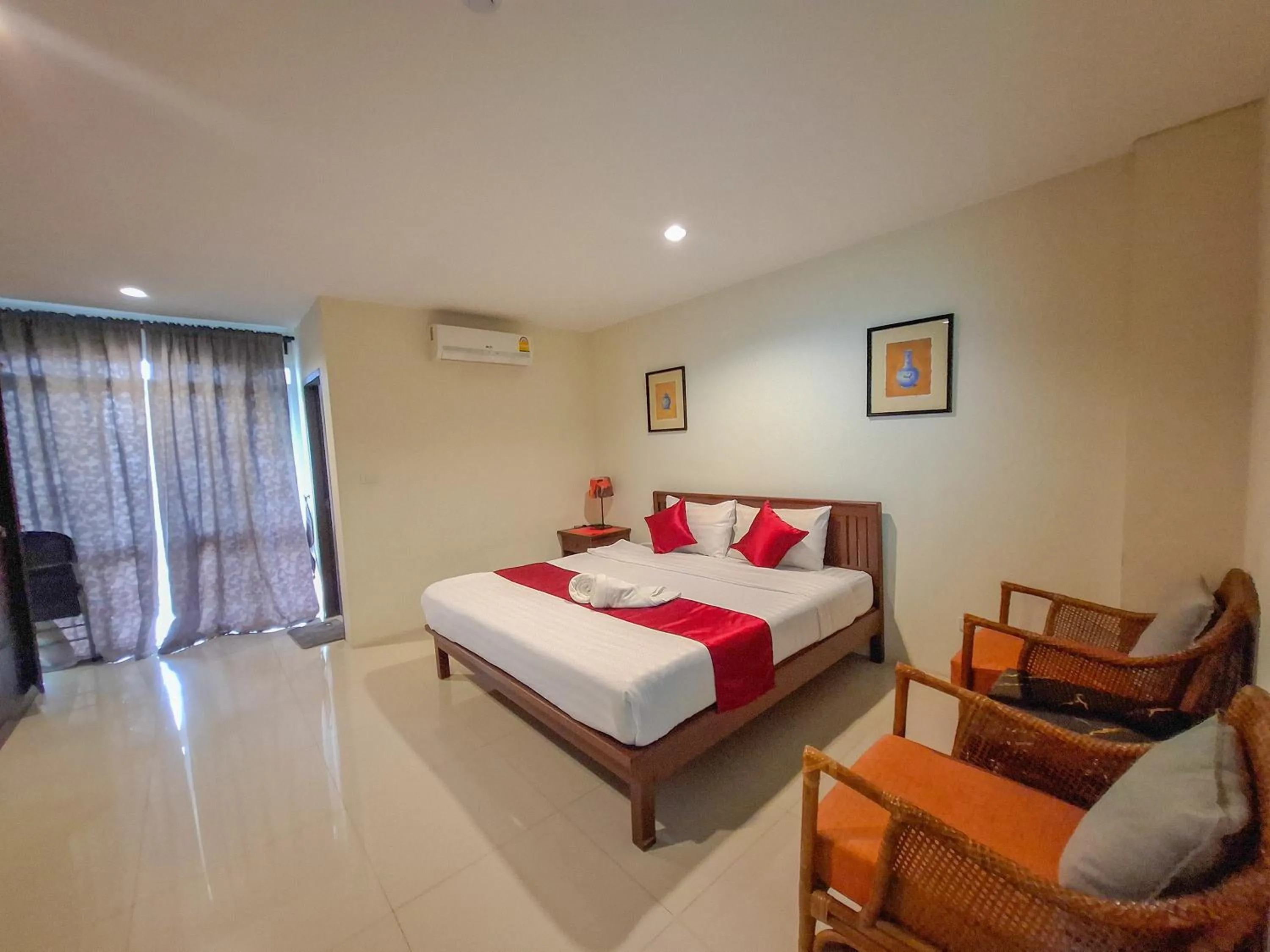 Photo of the whole room, Bed in The Hideaway Resort Pattaya