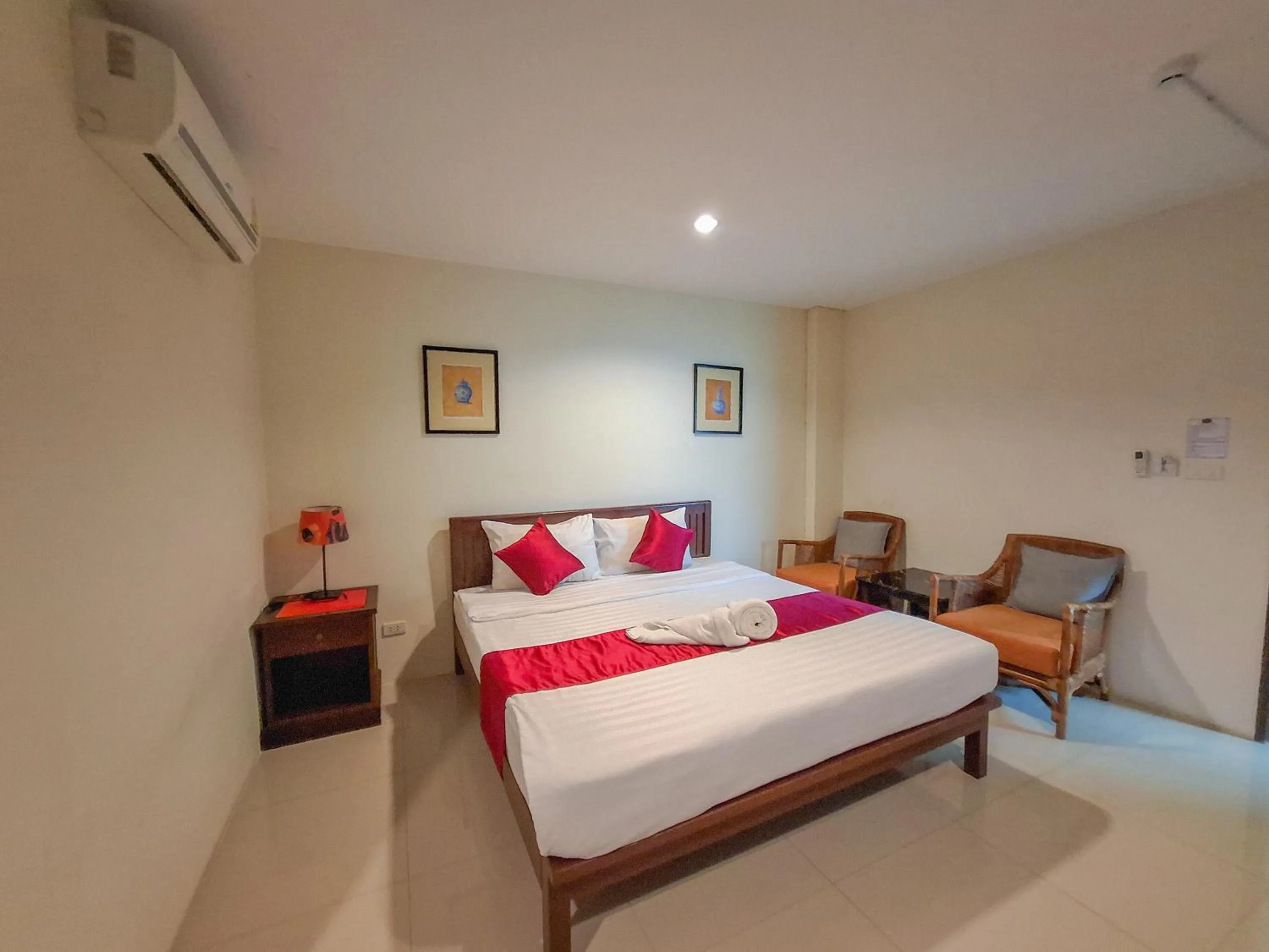 Photo of the whole room, Bed in The Hideaway Resort Pattaya