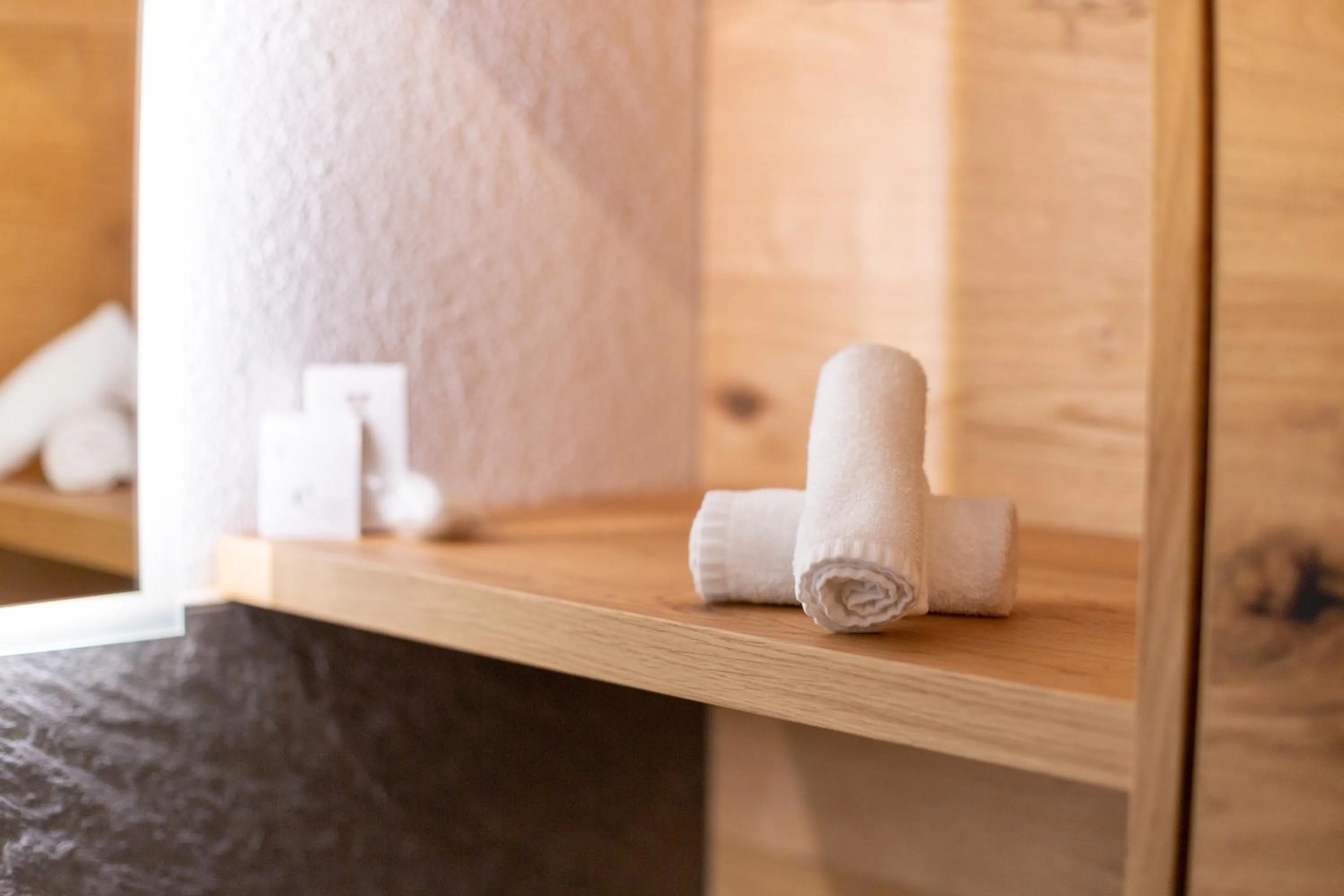 towels, Bed in Hotel Mittagskogel Pitztal