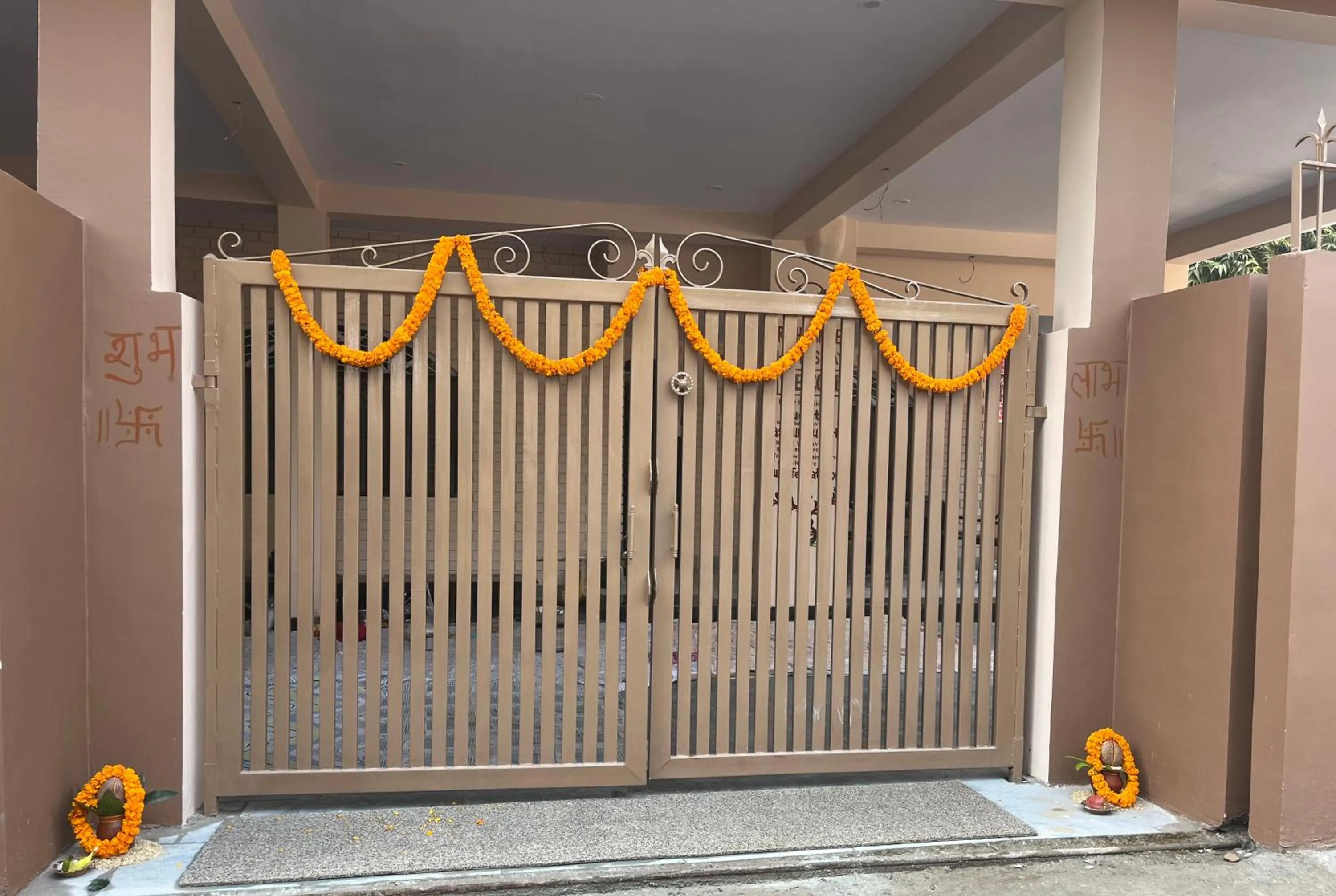 Facade/entrance in Srishti Shelter