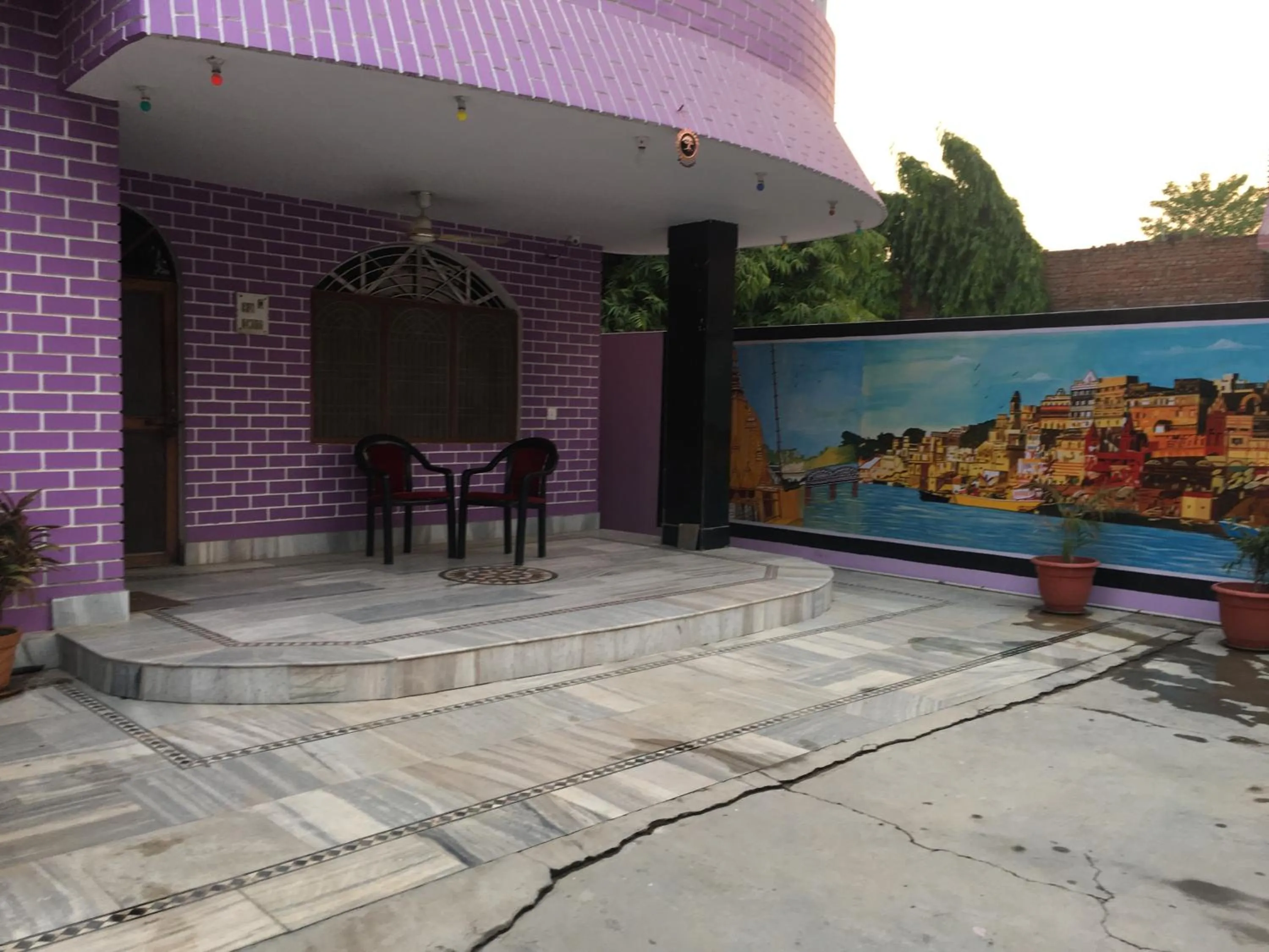 Facade/entrance in Srishti Shelter