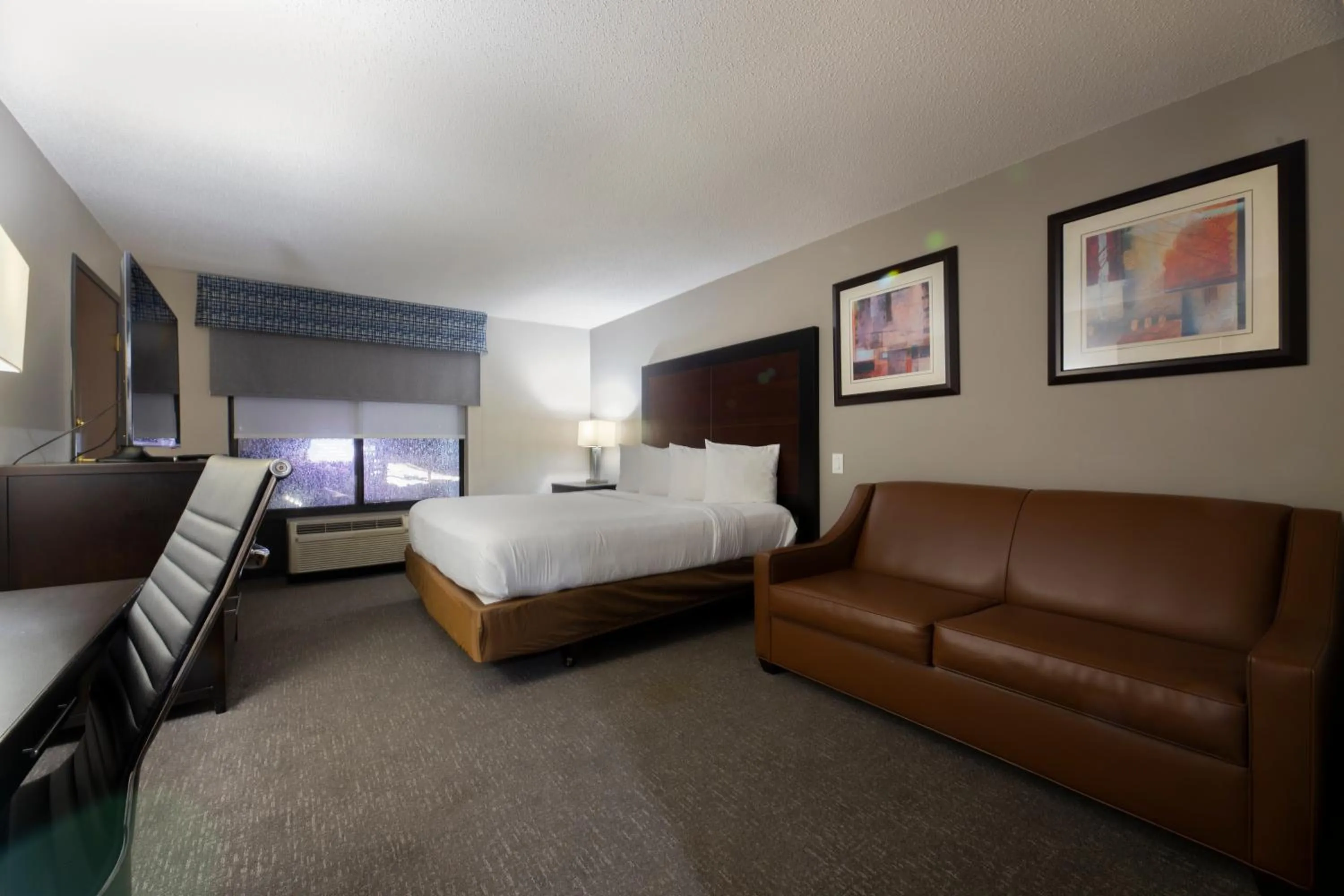 Photo of the whole room, Bed in Wingate by Wyndham Atlanta Galleria/ Ballpark