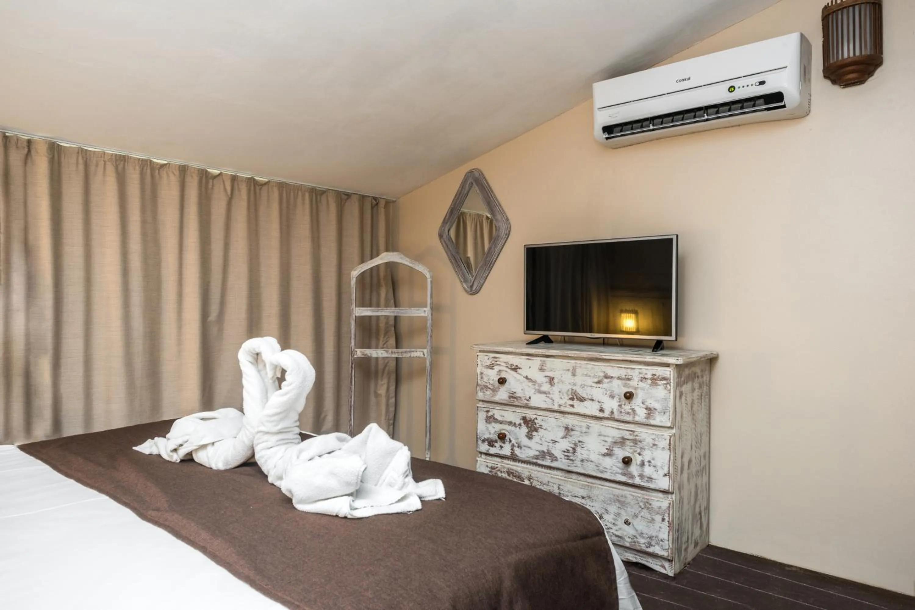 Photo of the whole room, Bed in Pousada Recanto do Lobo