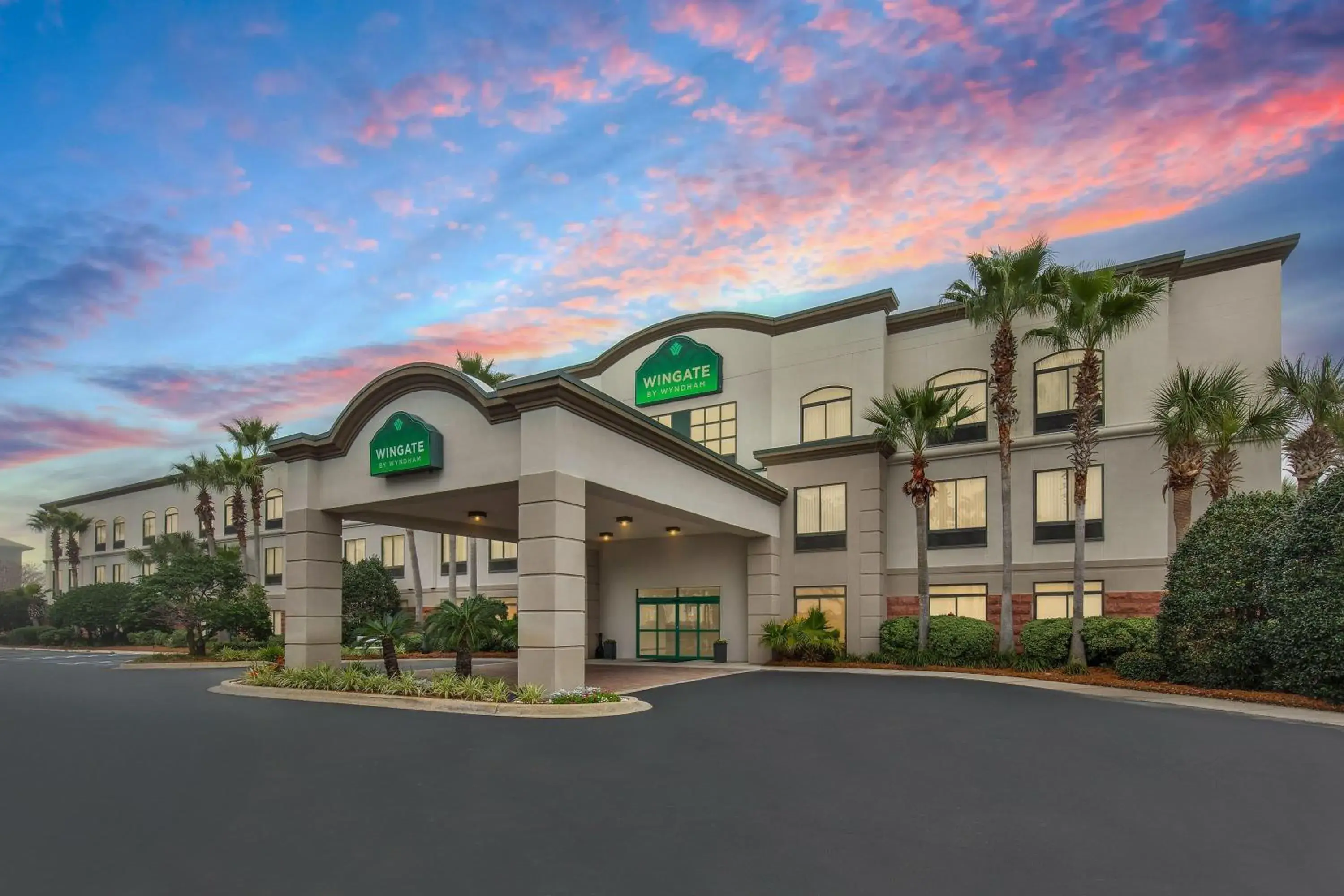 Property building in Wingate by Wyndham Destin Property building in Wingate by Wyndham Destin