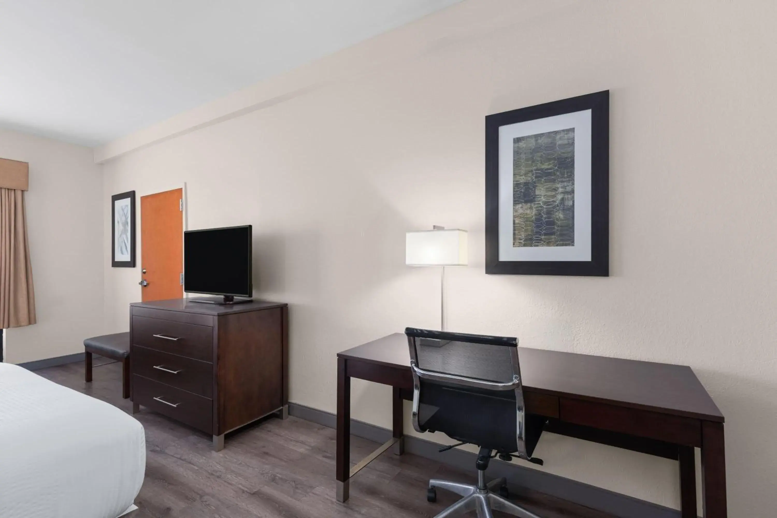 Photo of the whole room, Bed in Wingate by Wyndham Destin Photo of the whole room, Bed in Wingate by Wyndham Destin