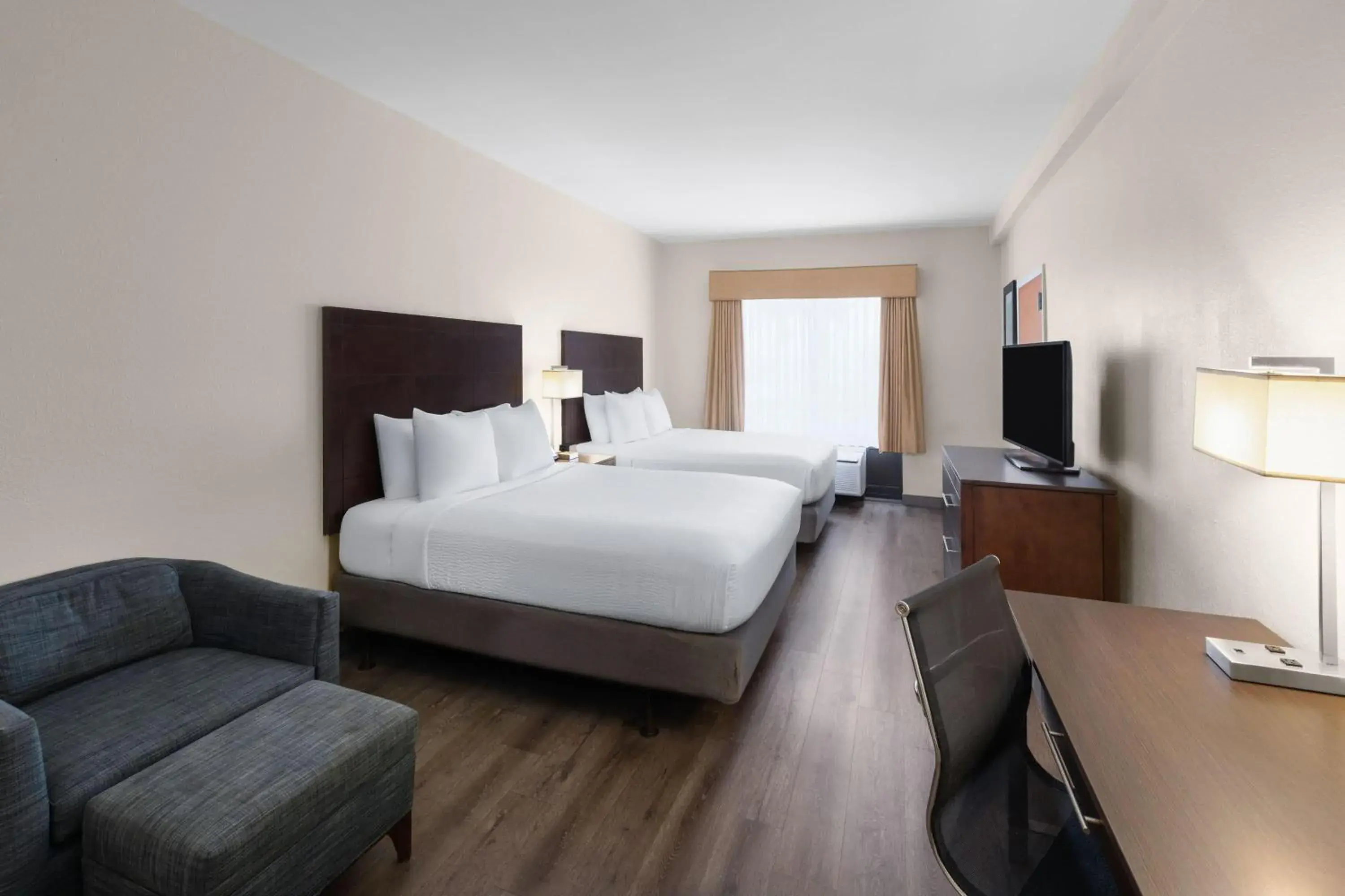 Photo of the whole room, Bed in Wingate by Wyndham Destin Photo of the whole room, Bed in Wingate by Wyndham Destin