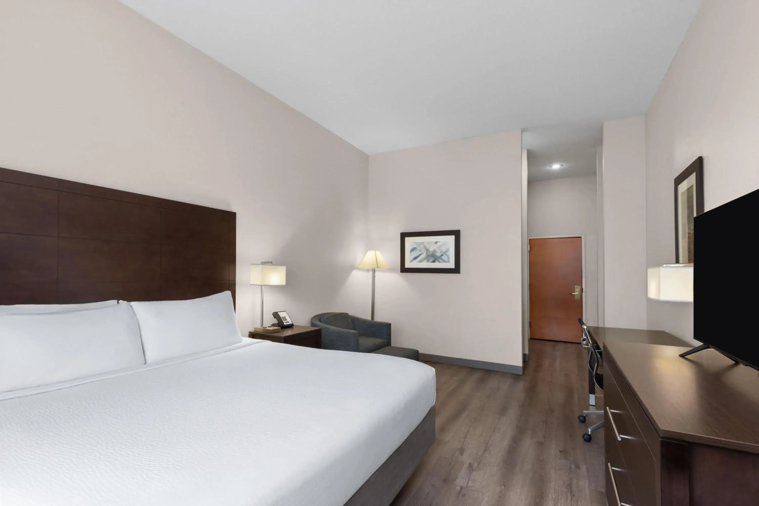 Photo of the whole room, Bed in Wingate by Wyndham Destin Photo of the whole room, Bed in Wingate by Wyndham Destin