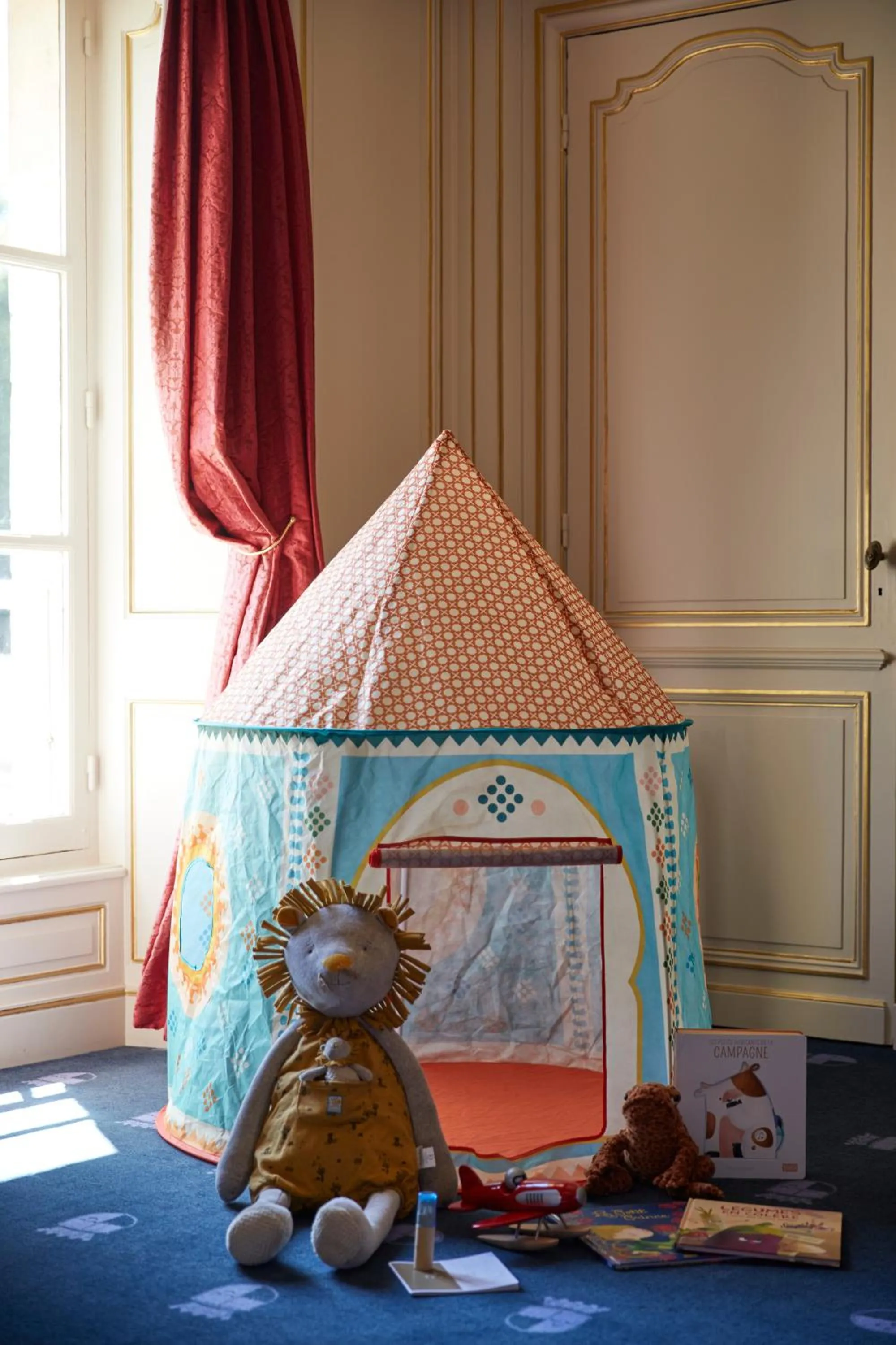 children in Chateau d'Audrieu