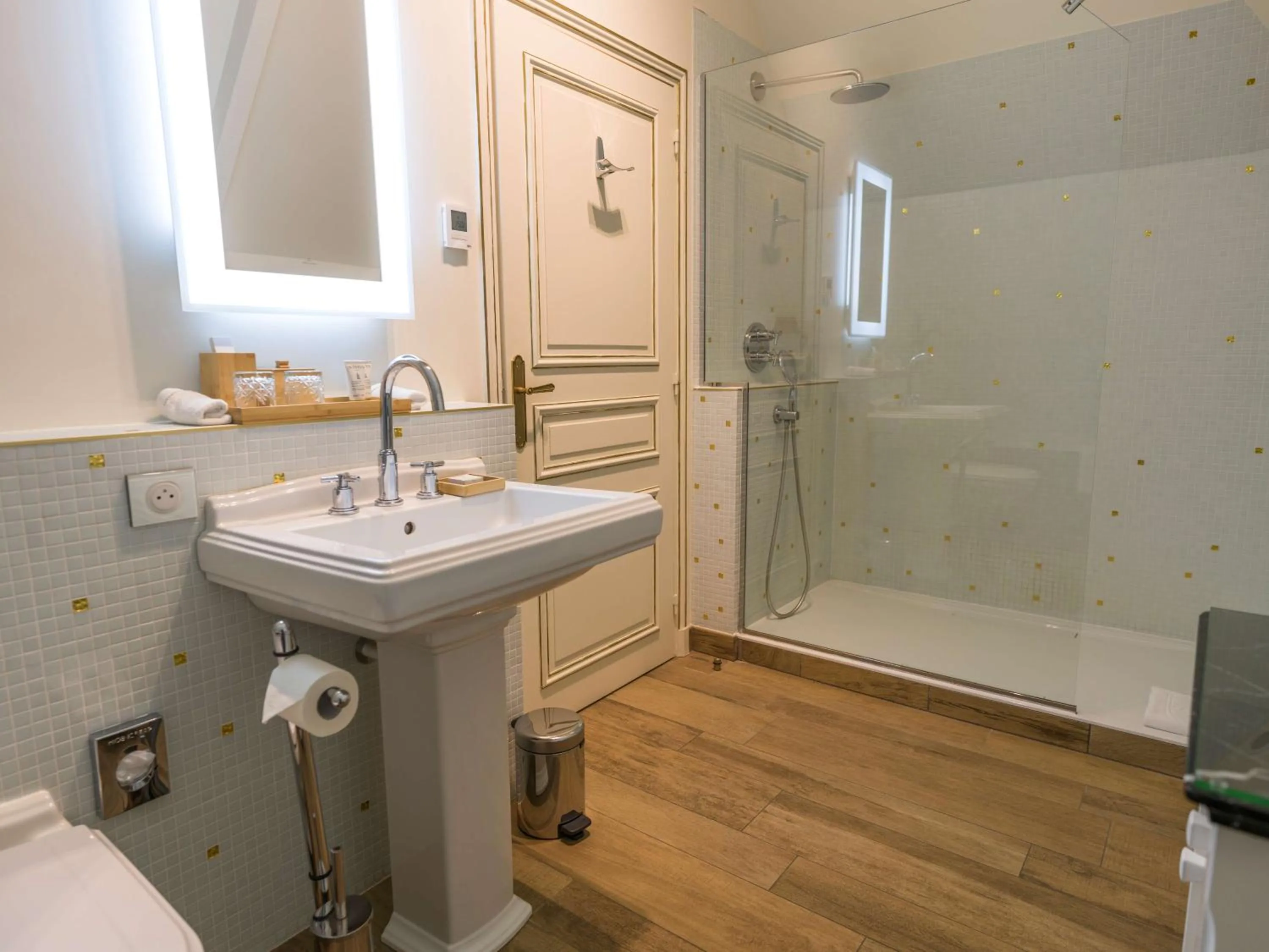 Shower in Chateau d'Audrieu