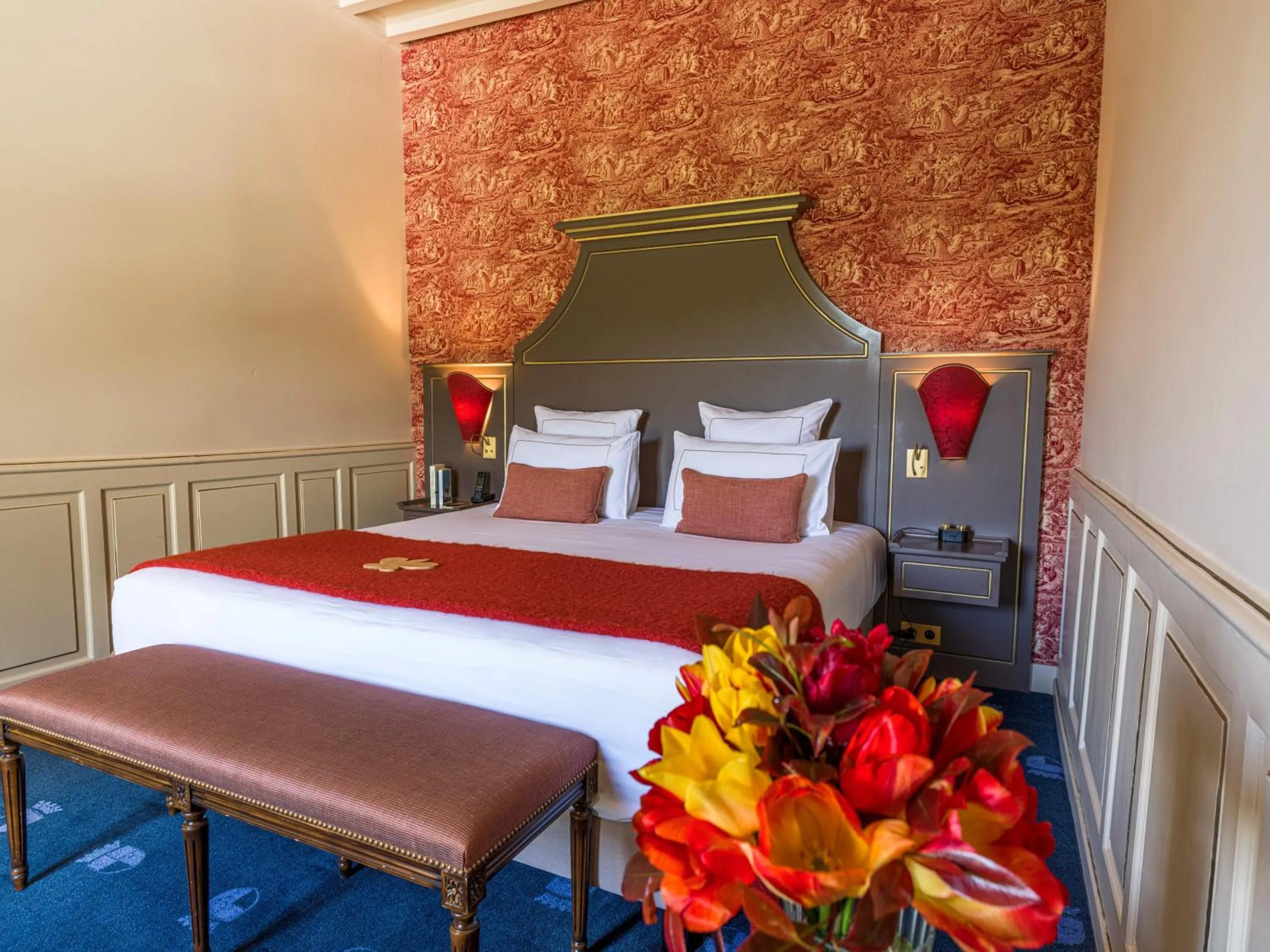 Bedroom, Bed in Chateau d'Audrieu