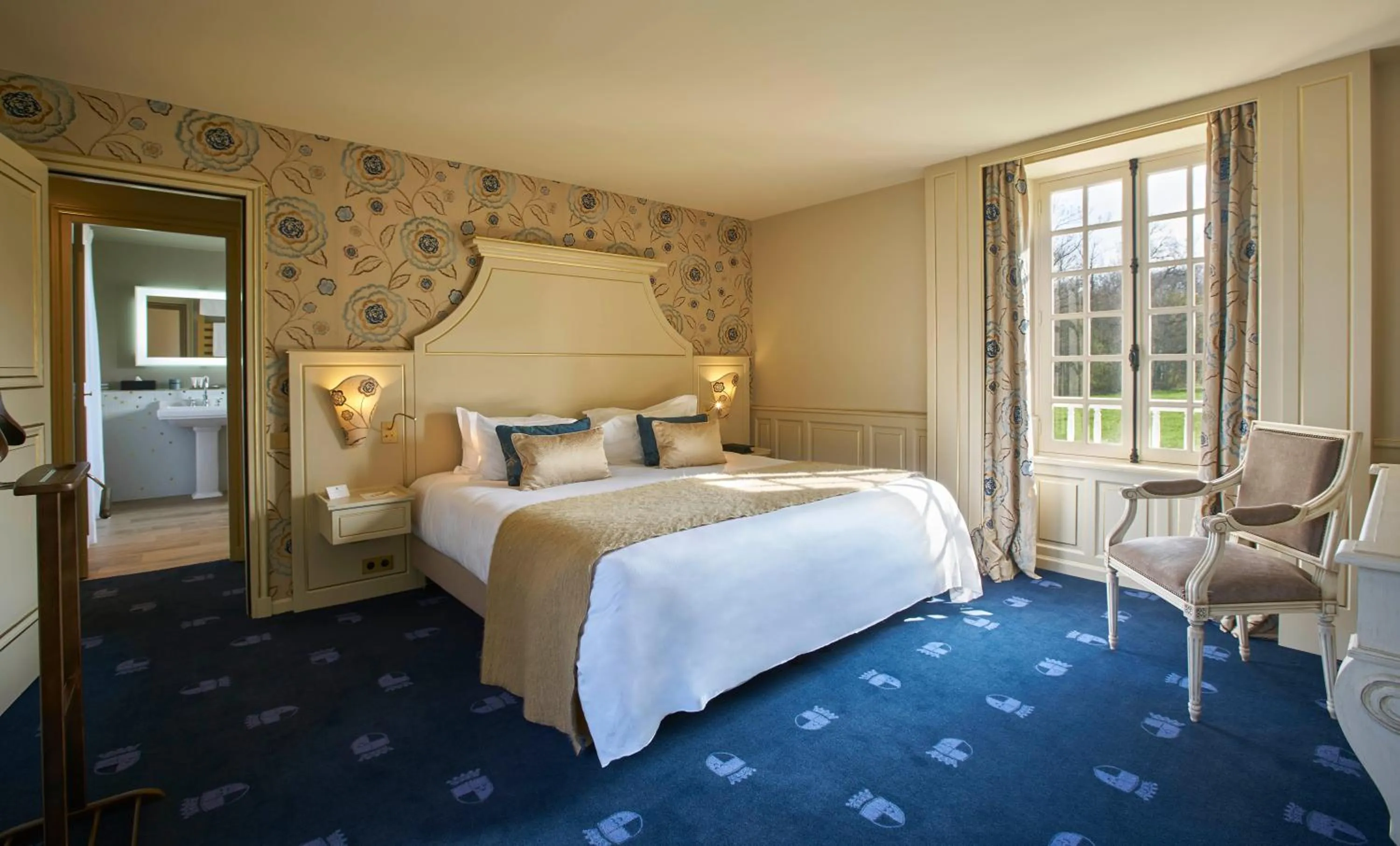 Bedroom, Bed in Chateau d'Audrieu