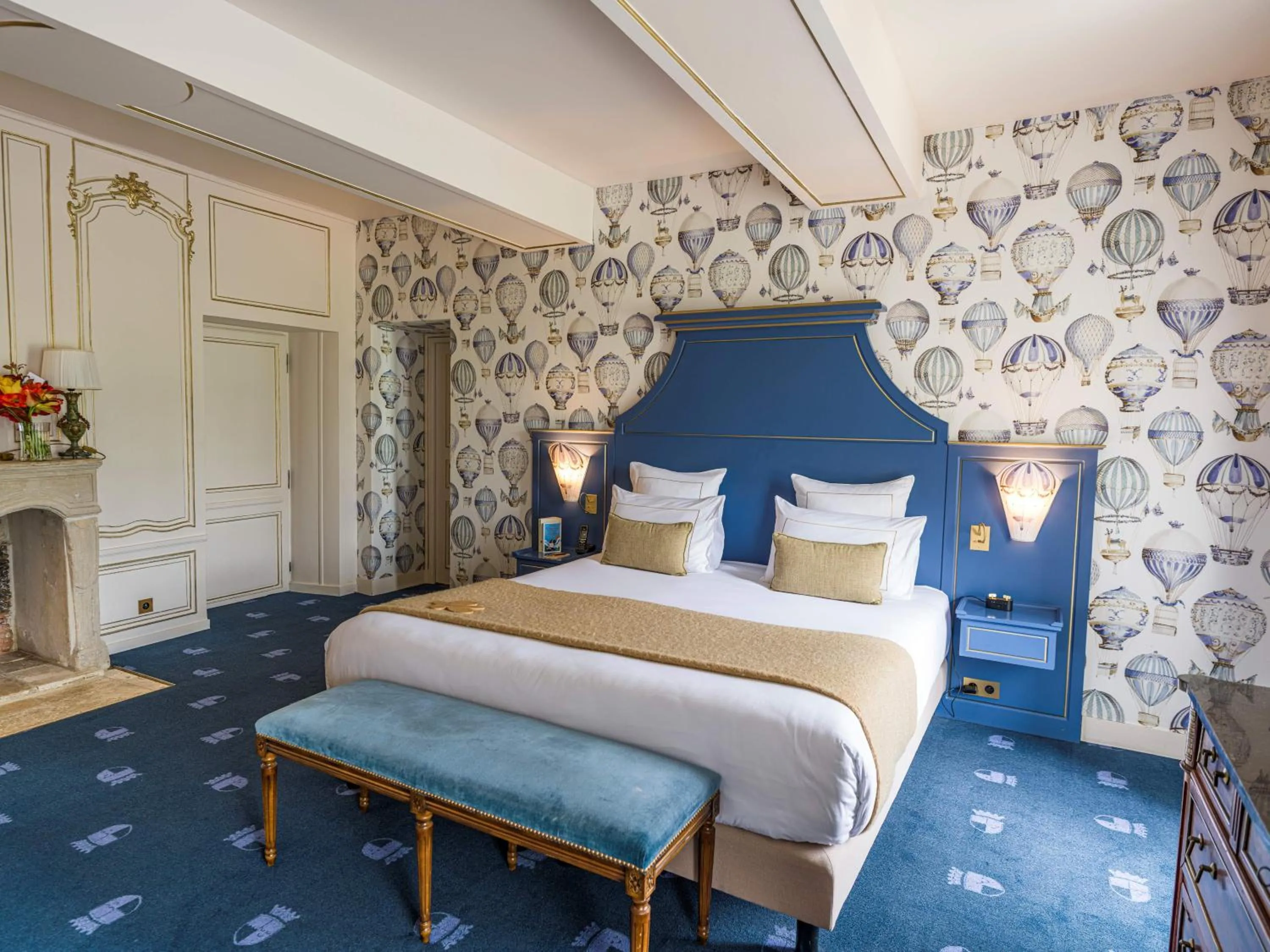 Bedroom, Bed in Chateau d'Audrieu