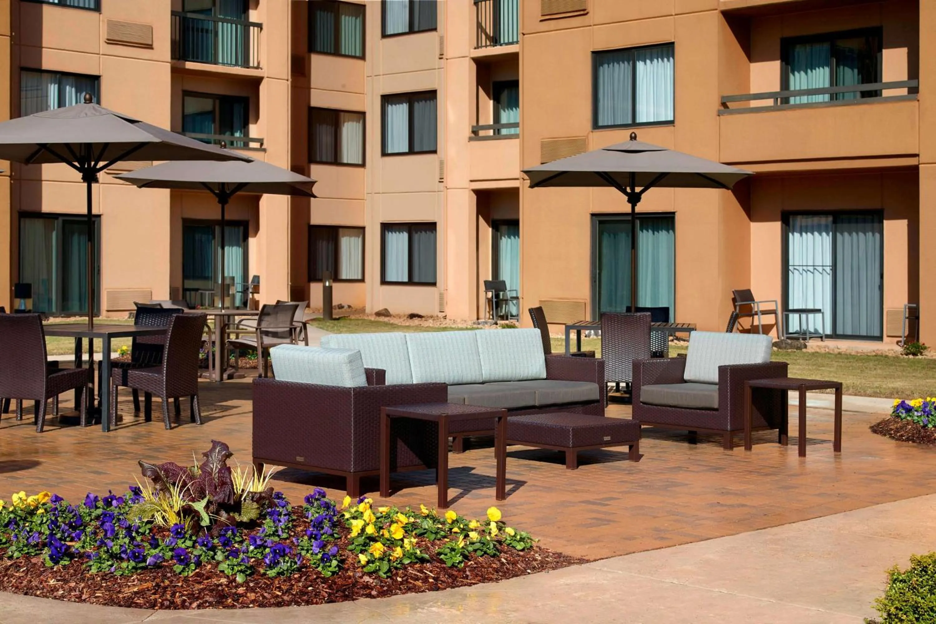 Patio in Sonesta Select Atlanta Airport North