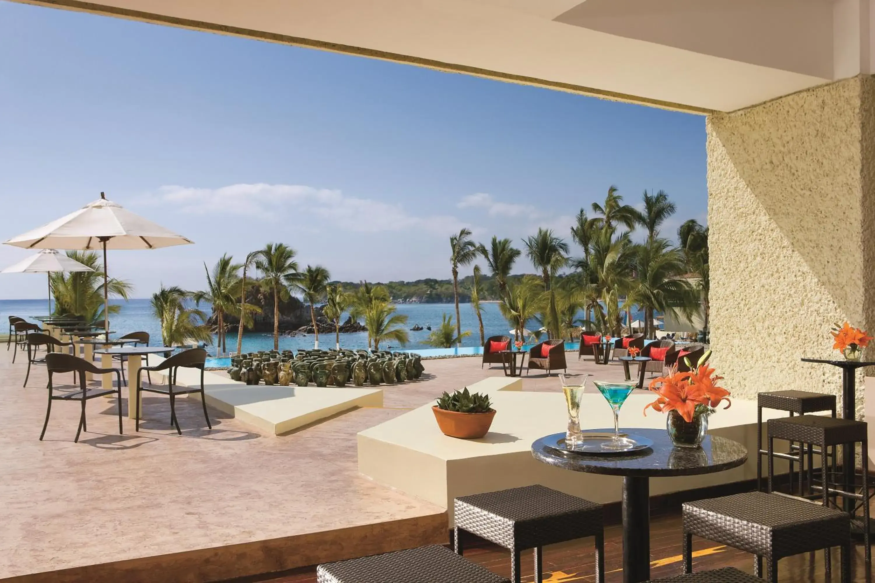 Lounge or bar in Dreams Huatulco Resort & Spa Lounge or bar in Dreams Huatulco Resort & Spa