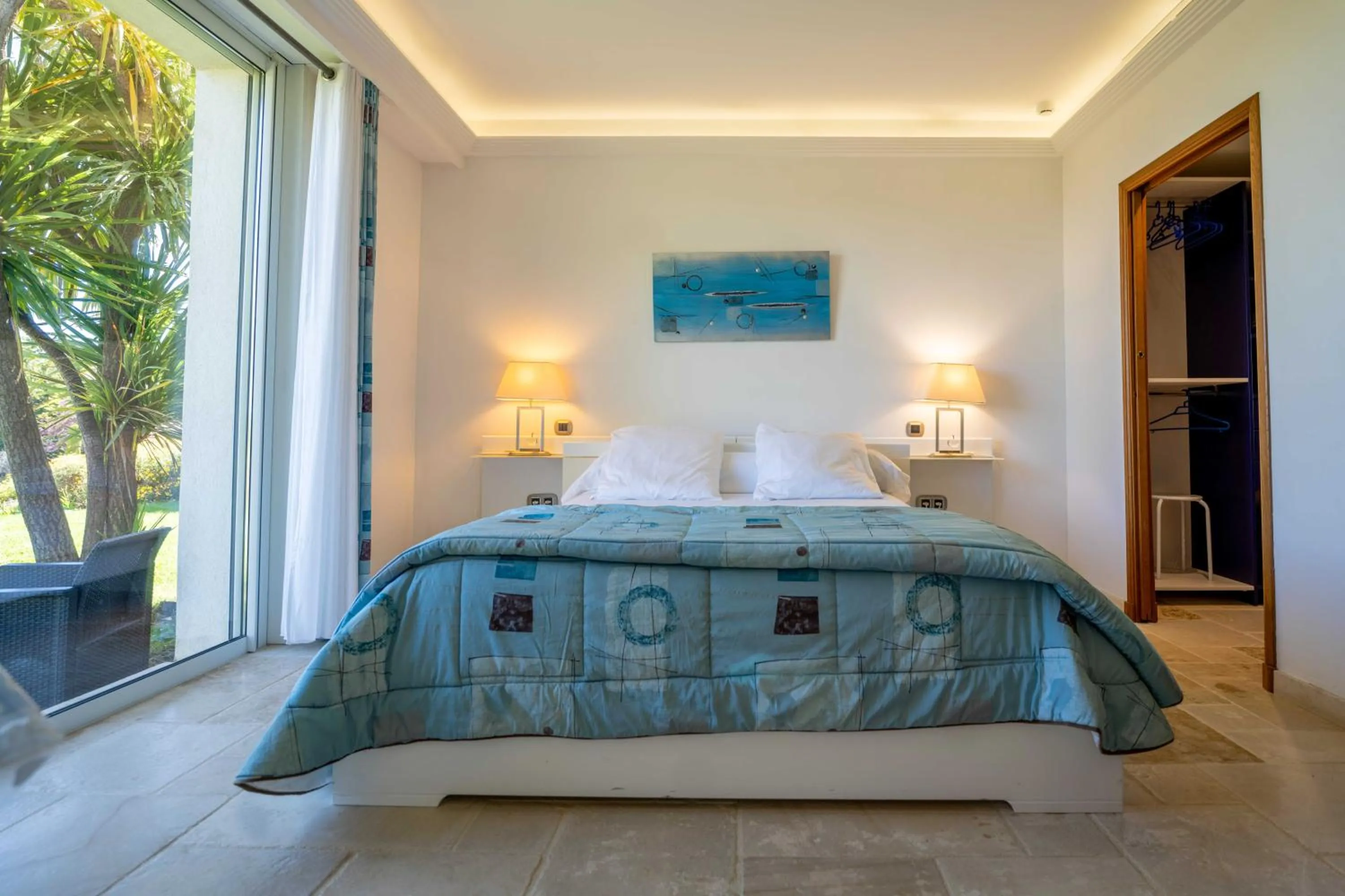 Bed in "AU HAVRE DE PAIX" 5 étoiles Prestige jacuzzi, hammam, sauna, PISCINE chauffée Mougins Cannes Grasse