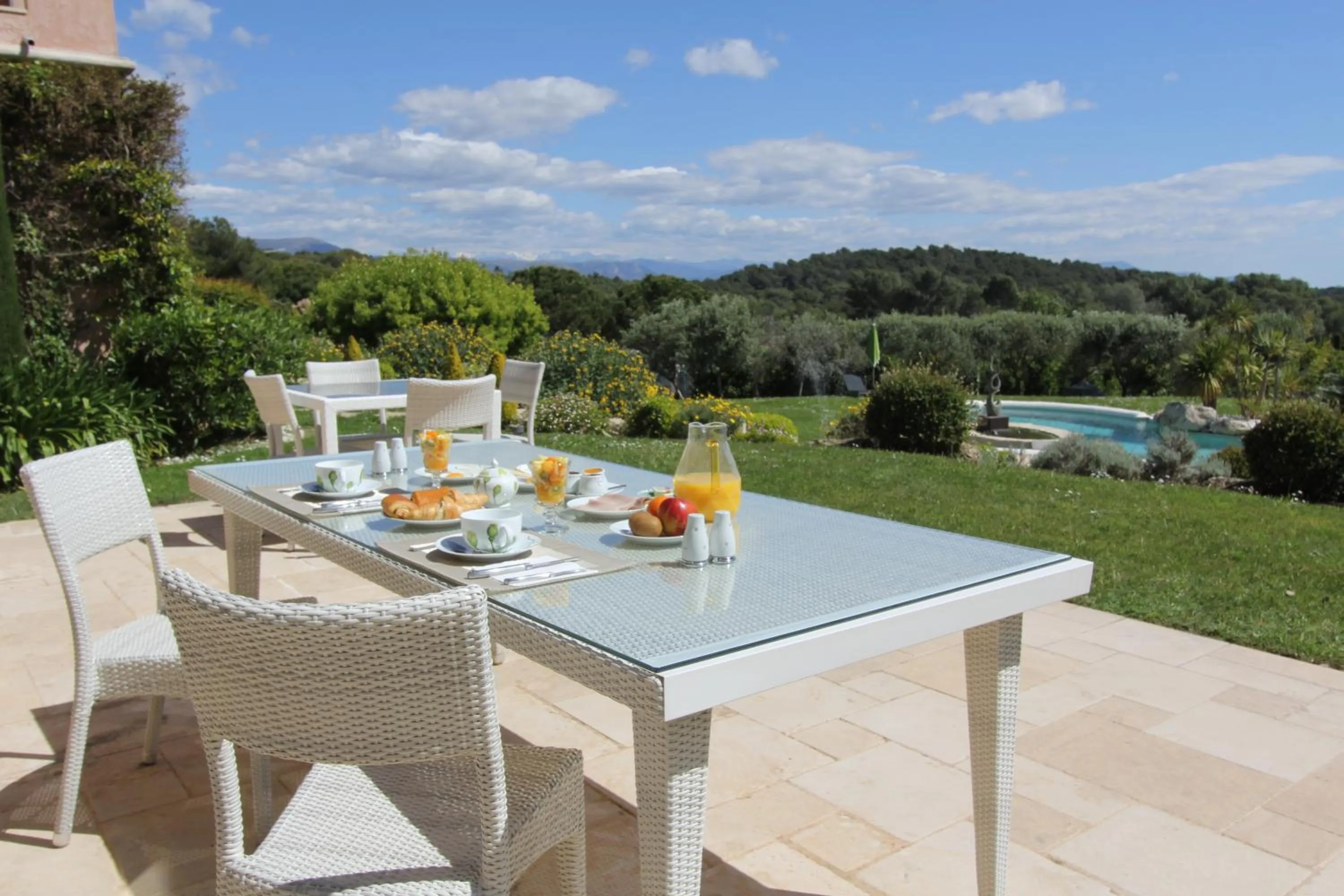 Swimming pool in "AU HAVRE DE PAIX" 5 étoiles Prestige jacuzzi, hammam, sauna, PISCINE chauffée Mougins Cannes Grasse