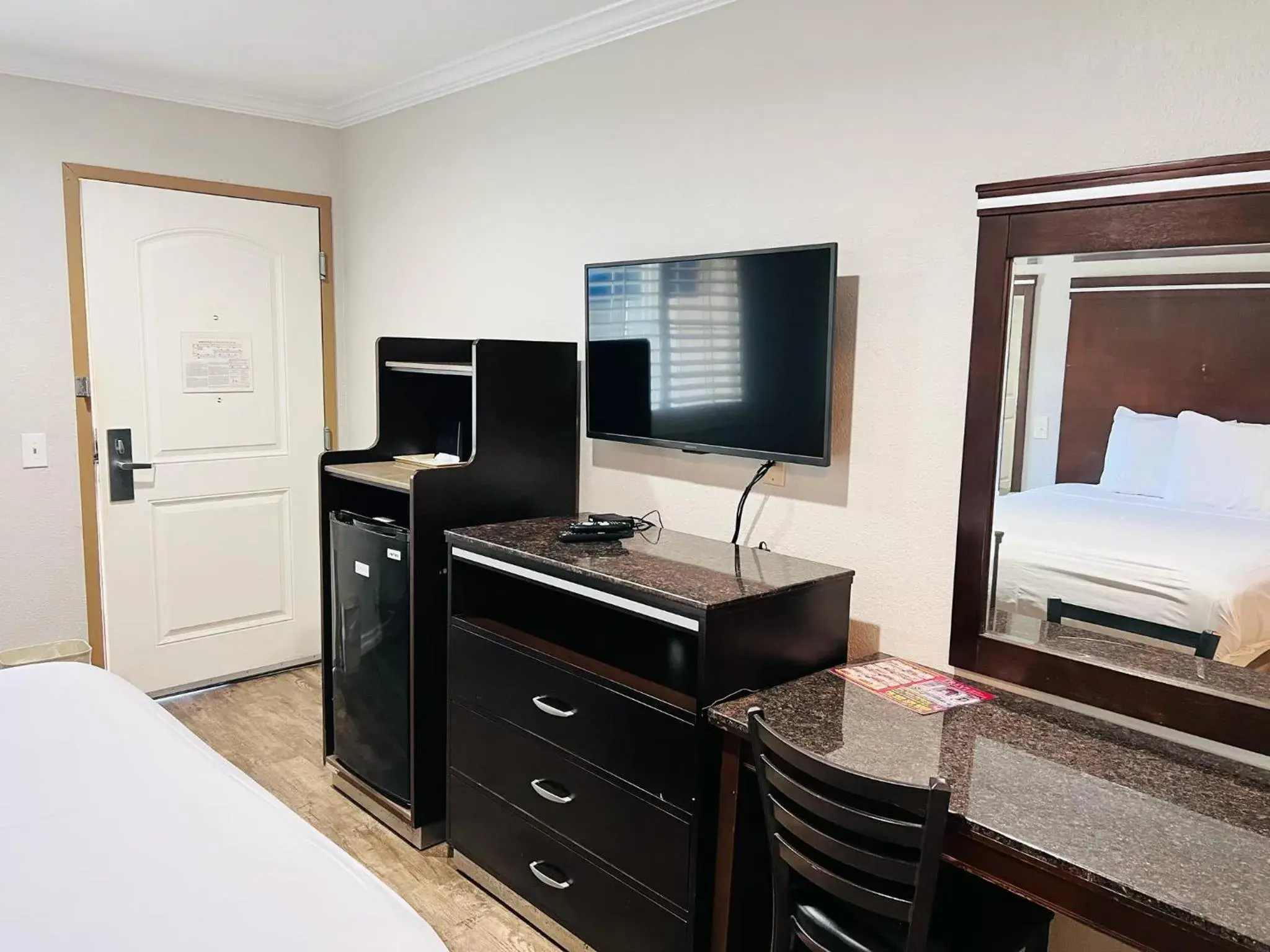 TV and multimedia, Bed in Rodeway Inn National City San Diego South TV and multimedia, Bed in Rodeway Inn National City San Diego South