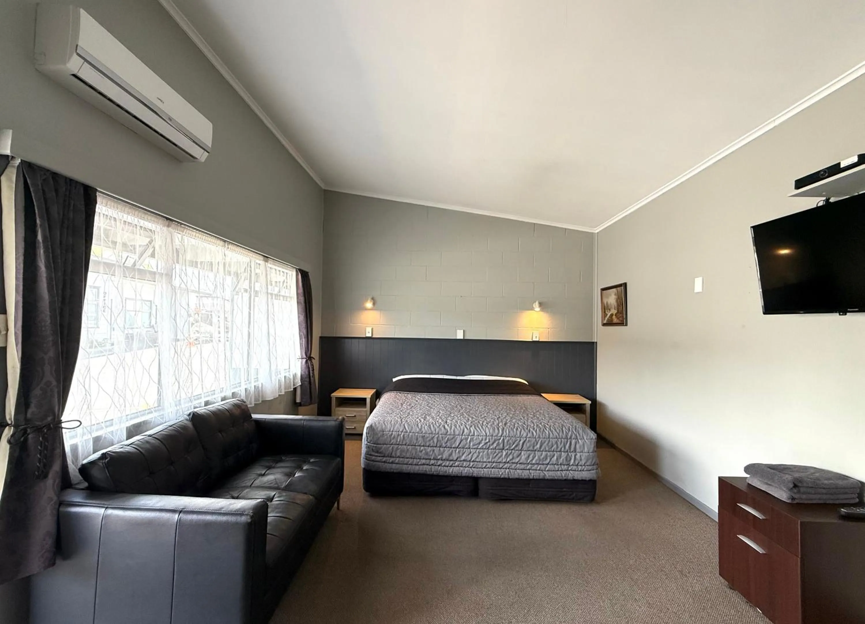 Bed in Central Court Motel