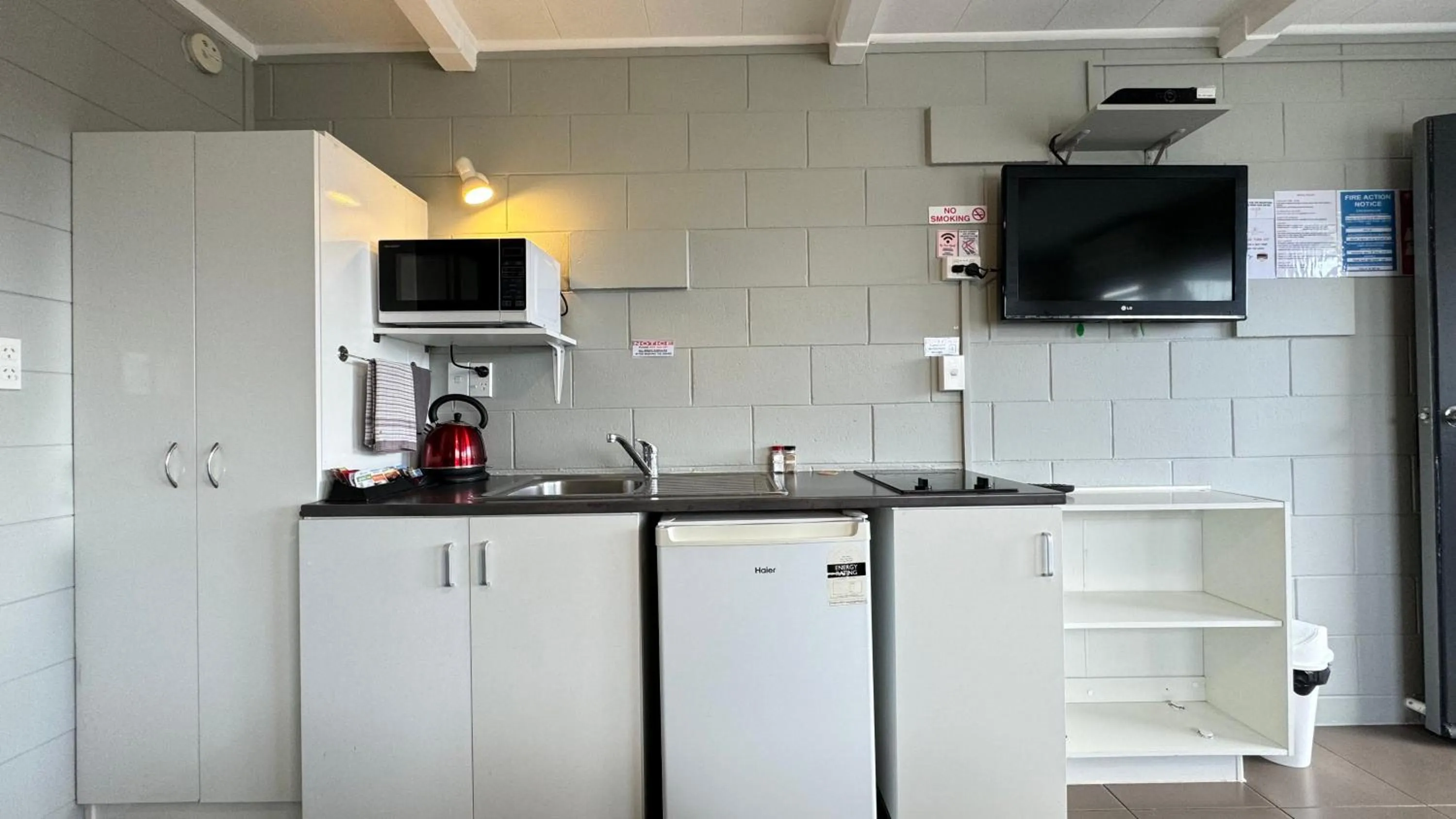 Kitchen or kitchenette in Central Court Motel