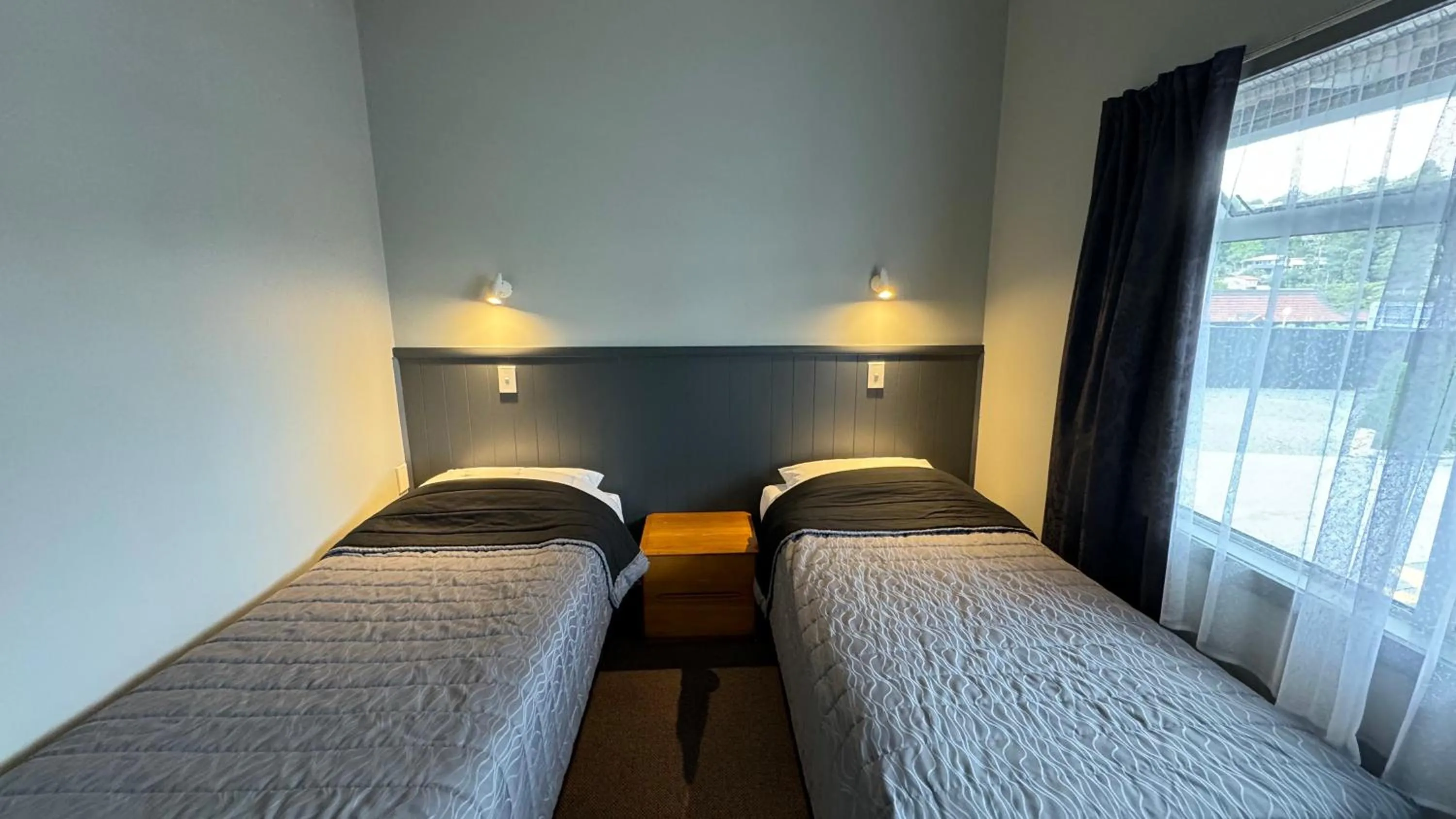 Bedroom, Bed in Central Court Motel