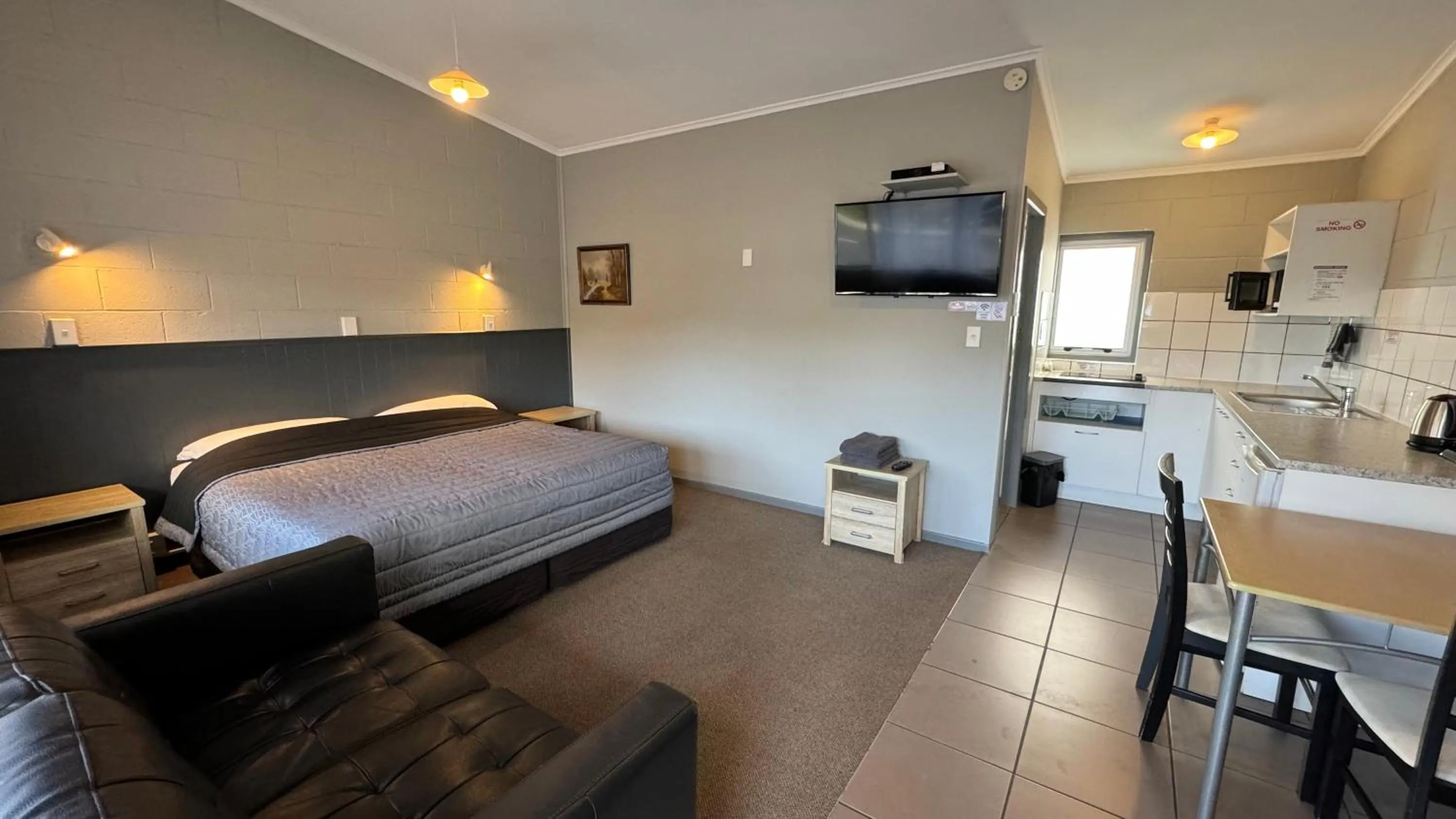 Photo of the whole room, Bed in Central Court Motel