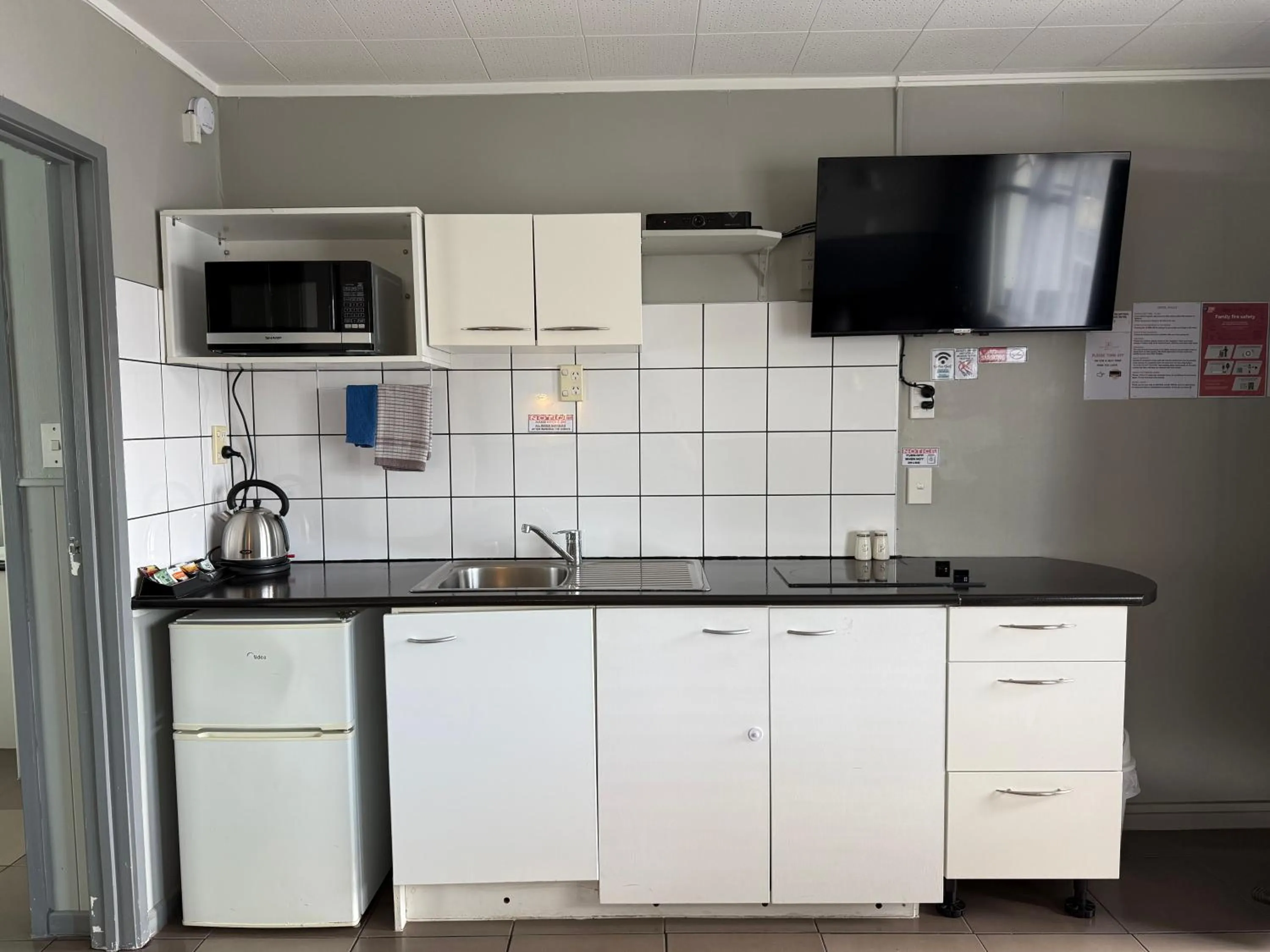 Kitchen or kitchenette in Central Court Motel