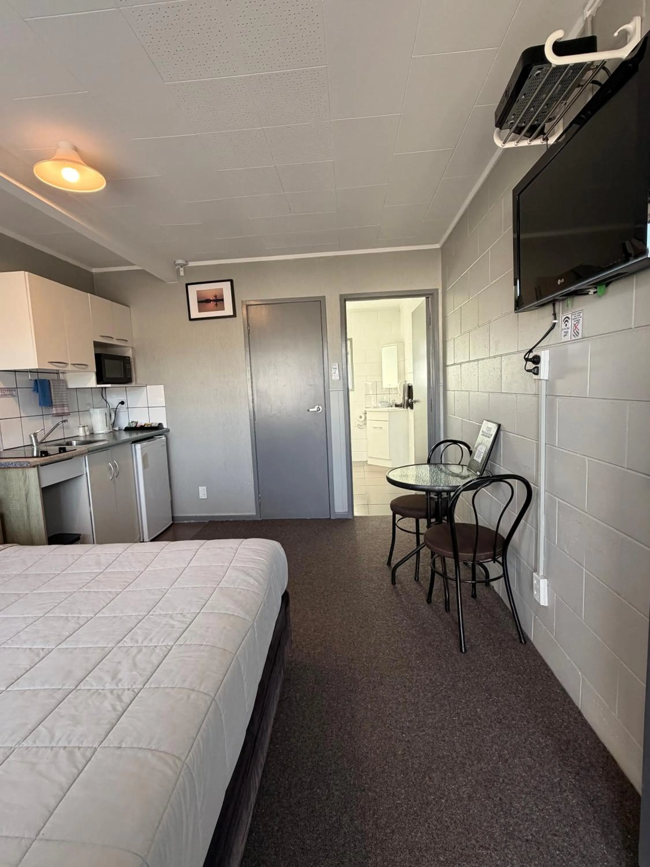 Bedroom in Central Court Motel