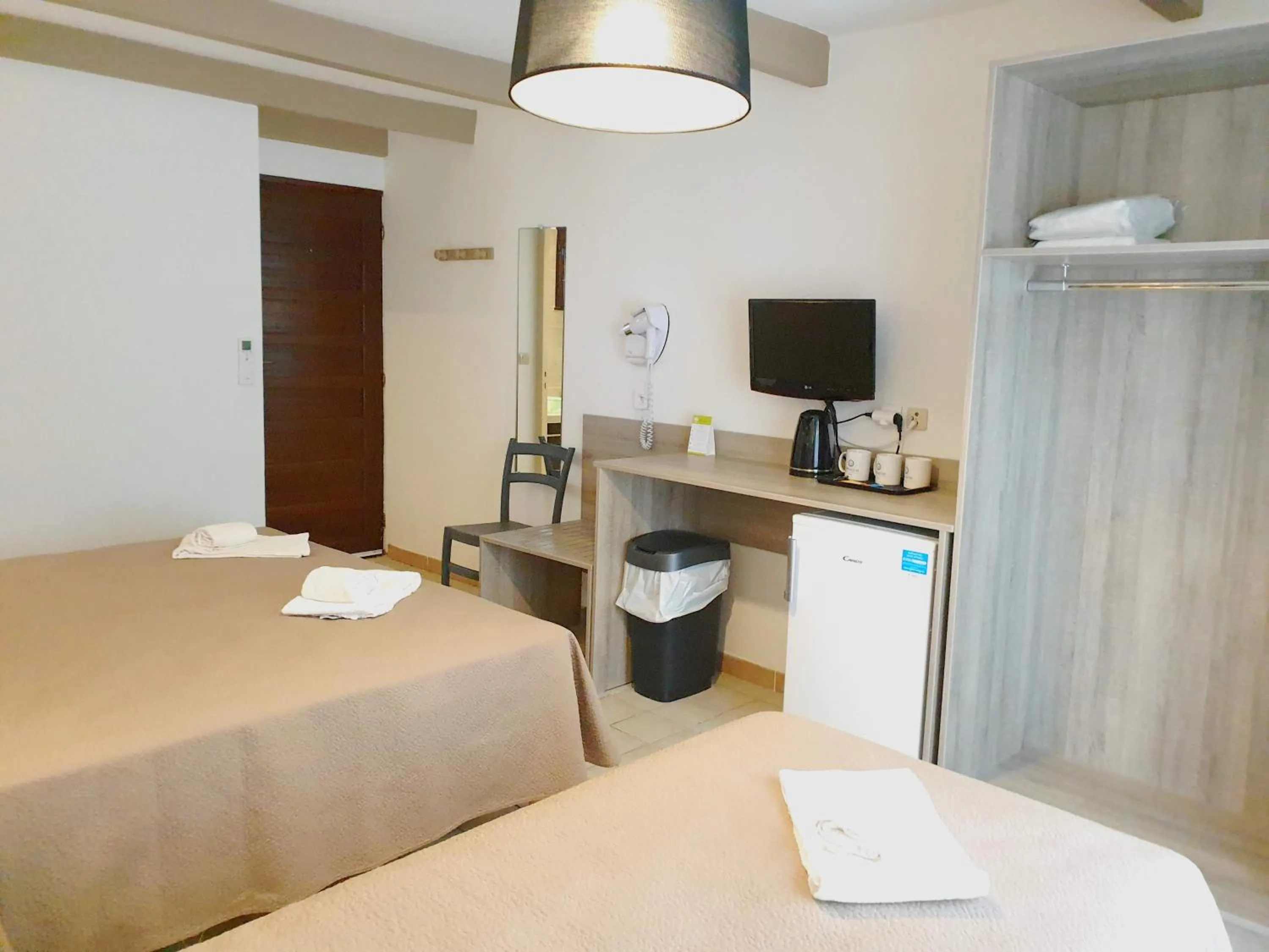 Coffee/tea facilities, Bed in Hotel Olmuccio