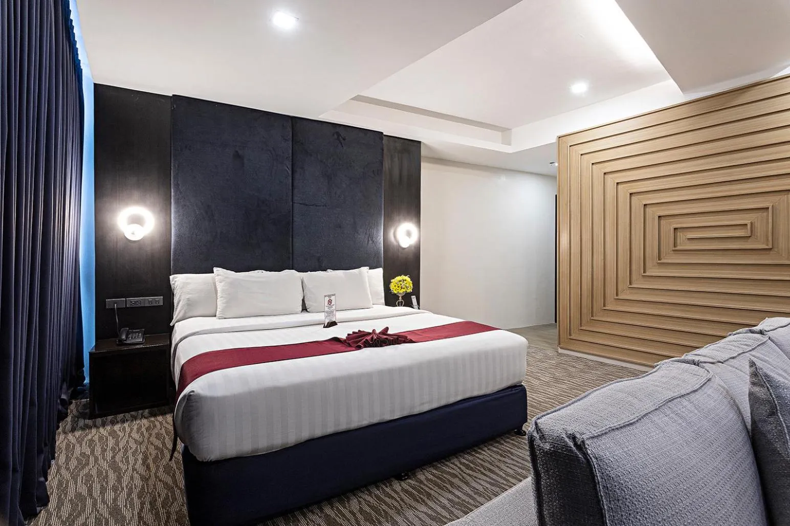 Bed in Sarrosa International Hotel and Residential Suites