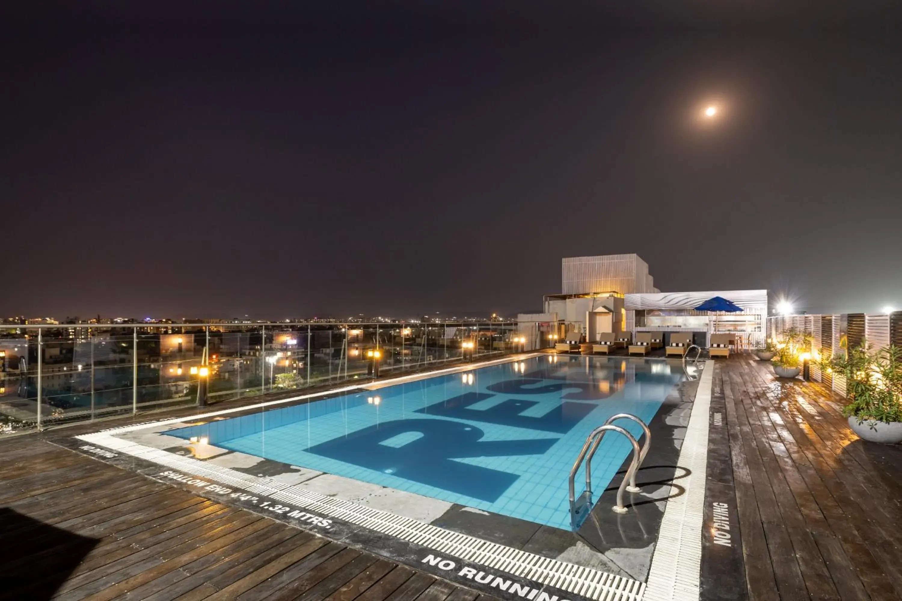 Swimming pool in Sunday Hotel Jaipur Swimming pool in Sunday Hotel Jaipur