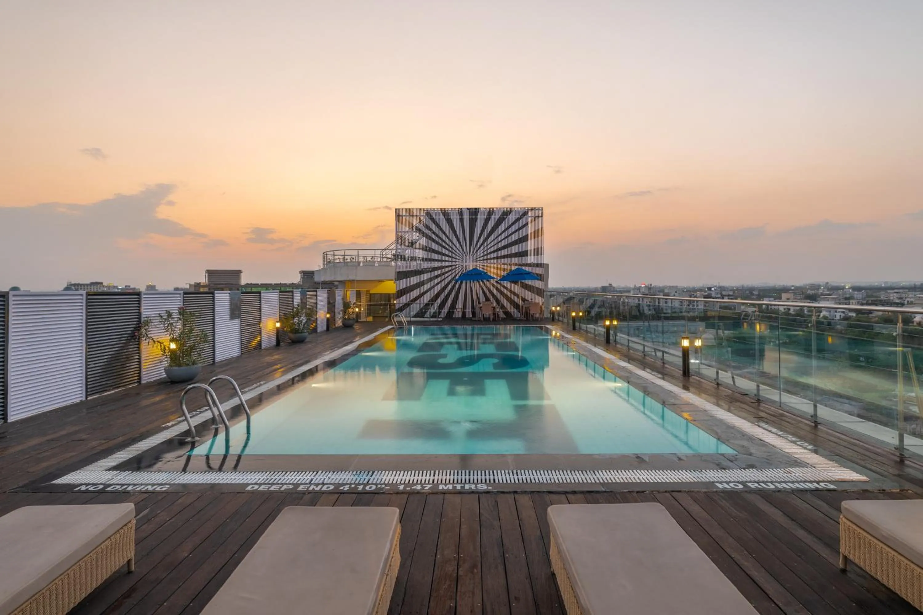 Swimming pool in Sunday Hotel Jaipur