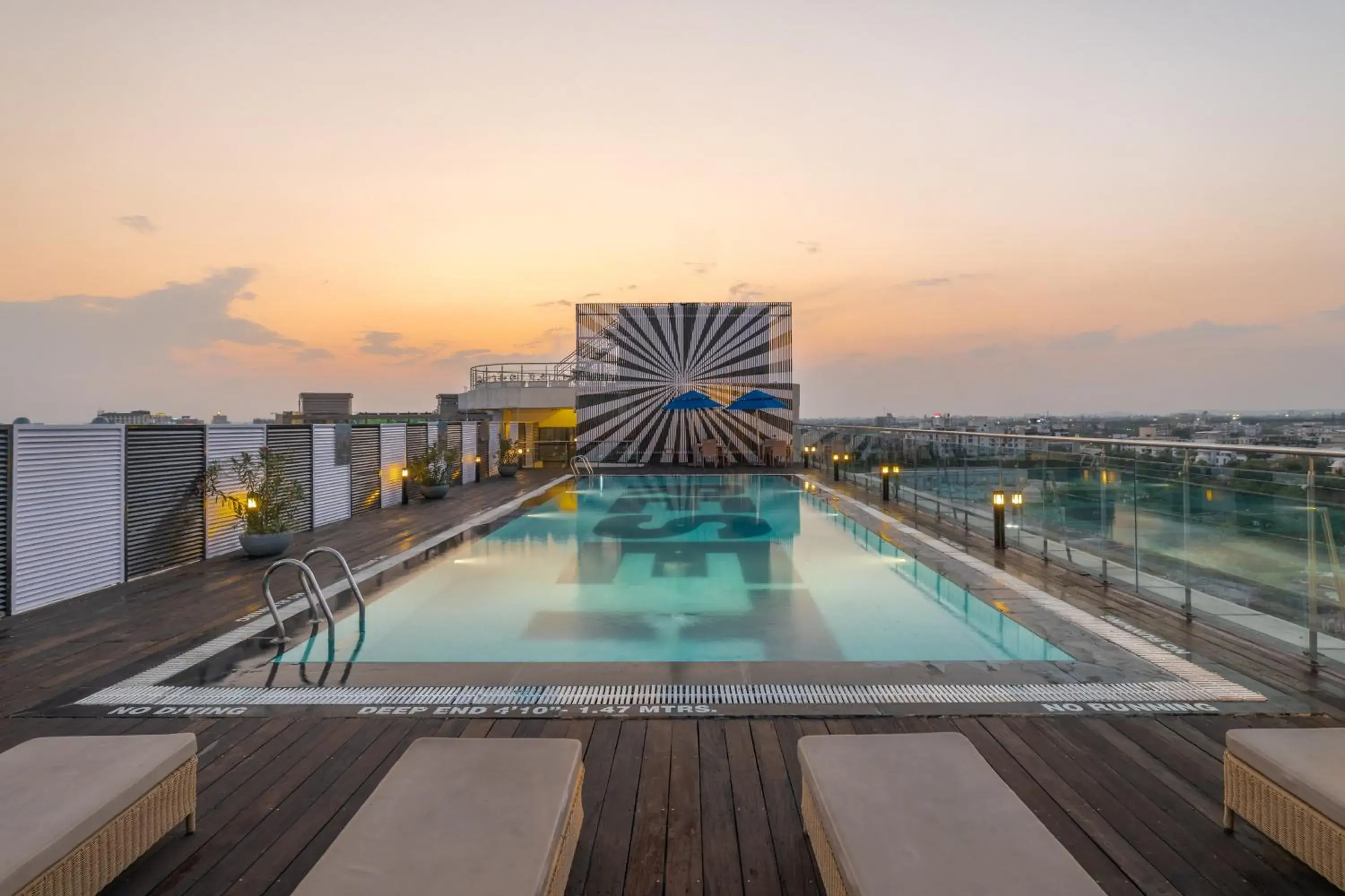 Swimming pool in Sunday Hotel Jaipur Swimming pool in Sunday Hotel Jaipur