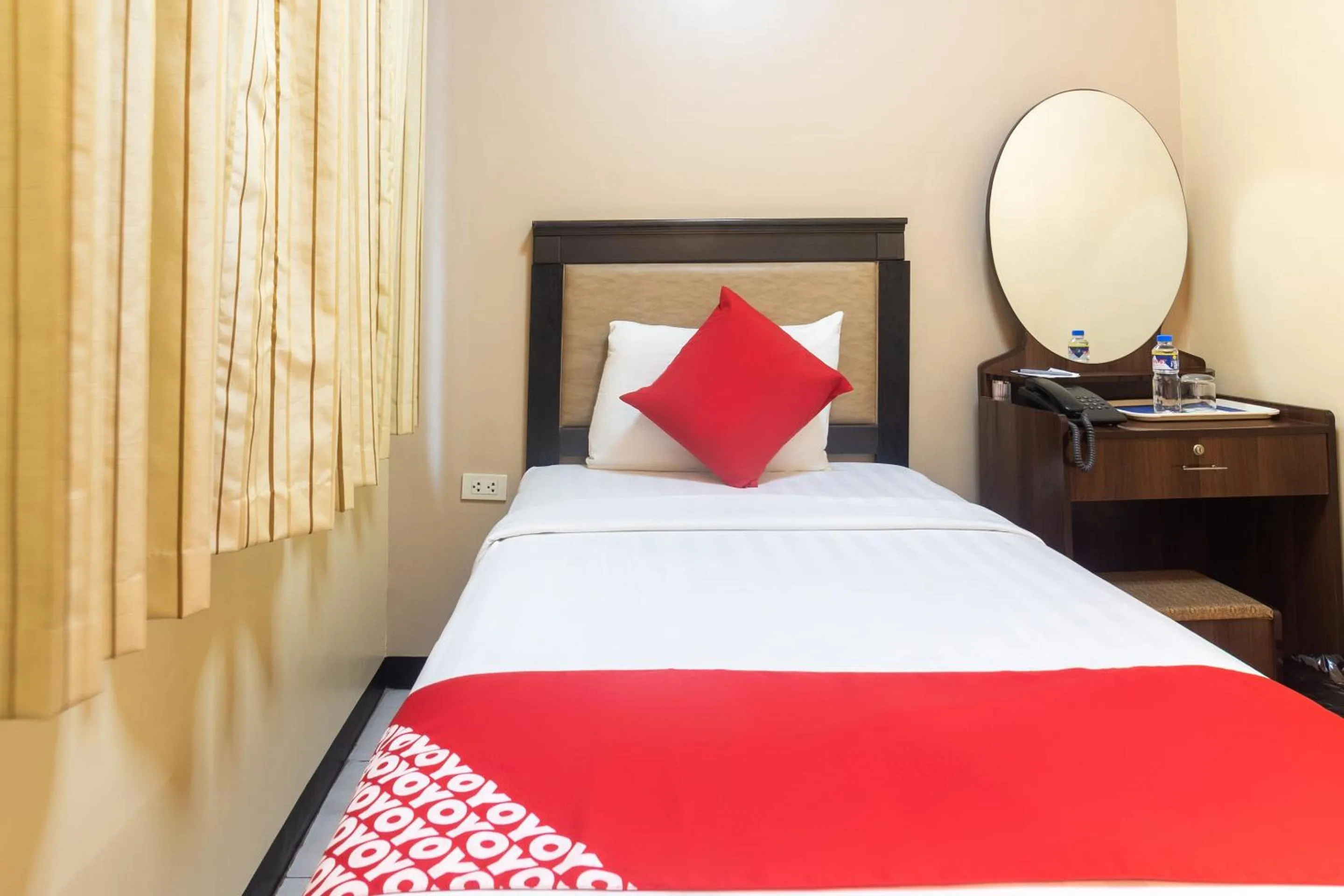OYO 187 The Maxwell Hotel