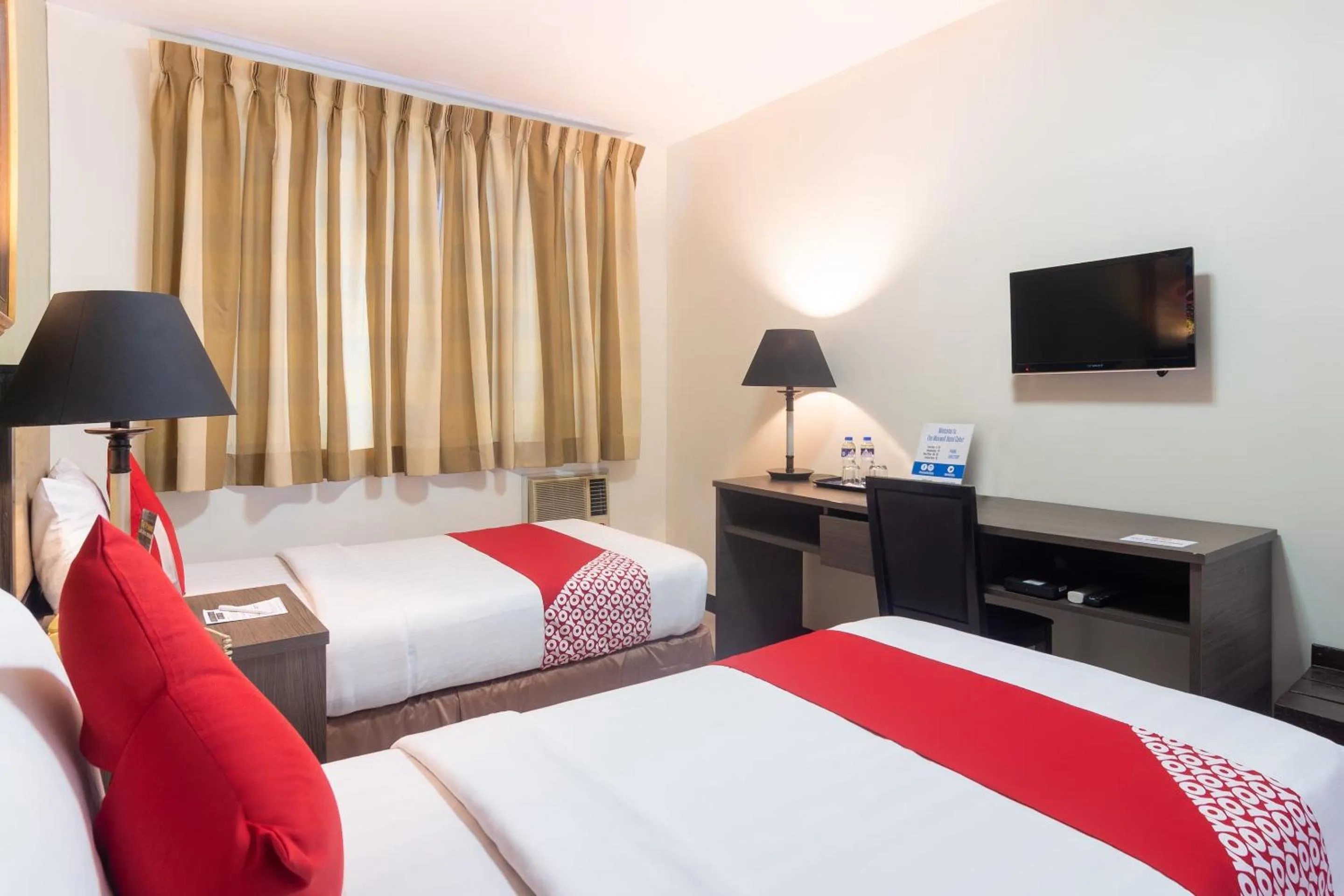 Bedroom in OYO 187 The Maxwell Hotel