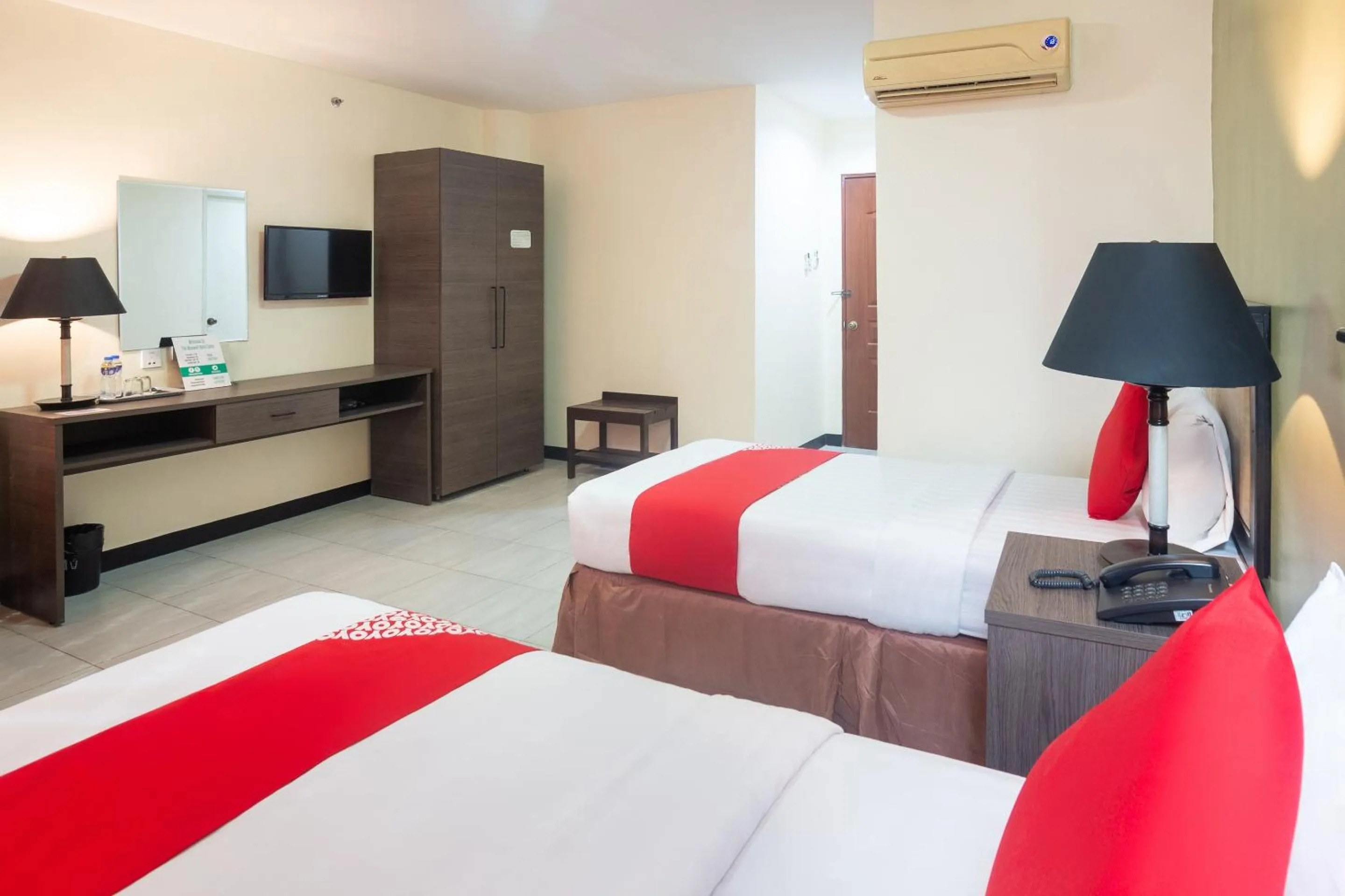 Bedroom in OYO 187 The Maxwell Hotel