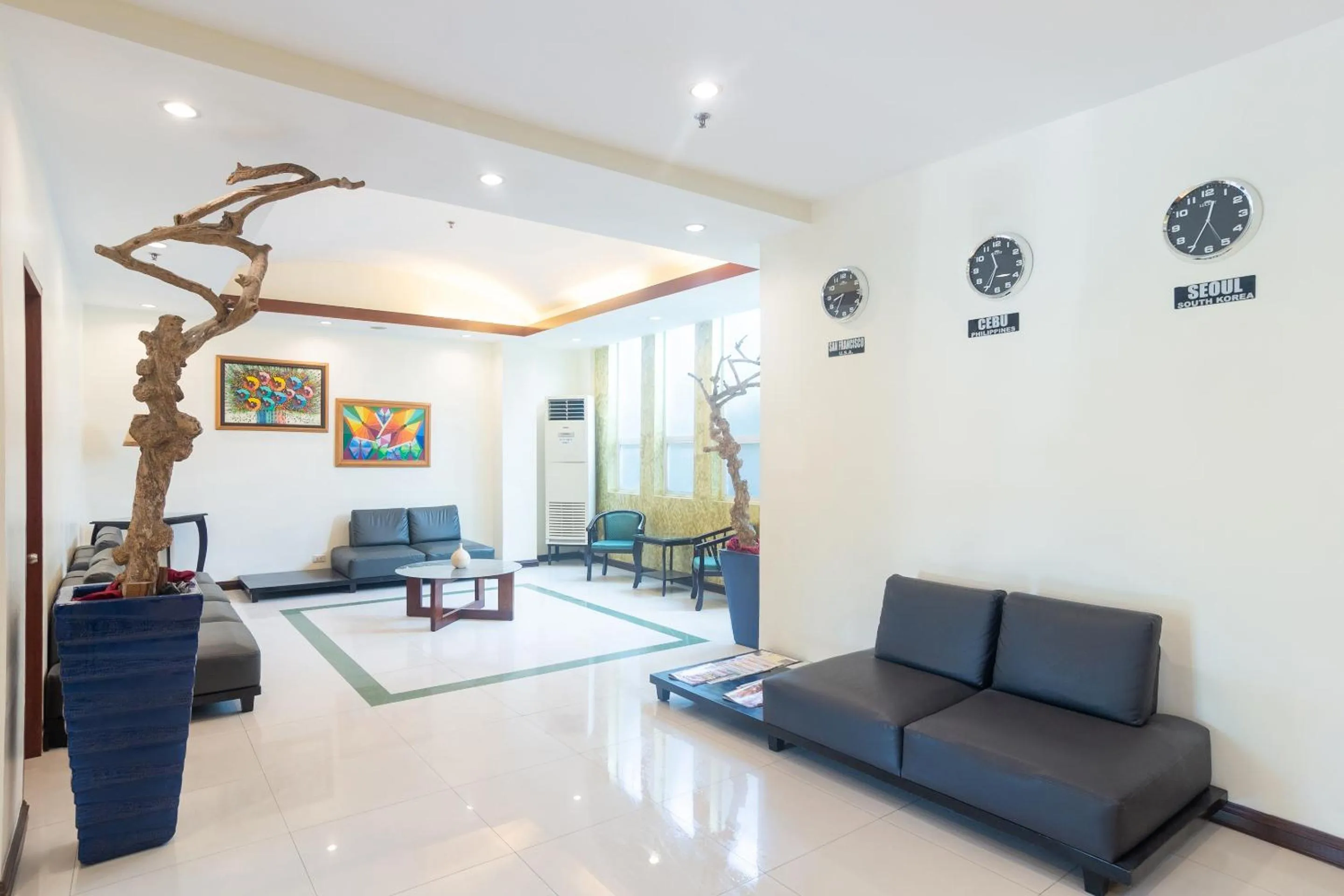 Lobby or reception in OYO 187 The Maxwell Hotel